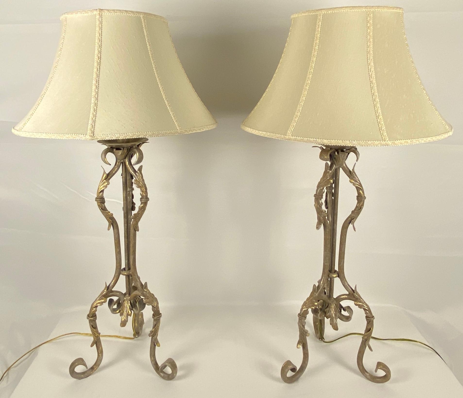 Paire de lampes de bureau françaises en fer forgé en vente 3