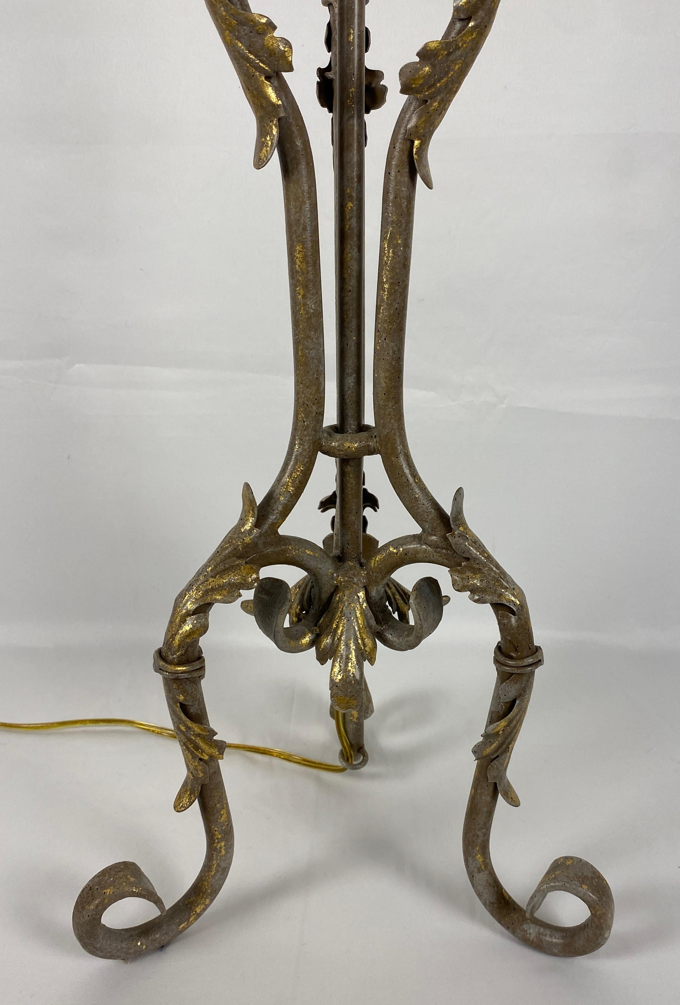 Français Paire de lampes de bureau françaises en fer forgé en vente
