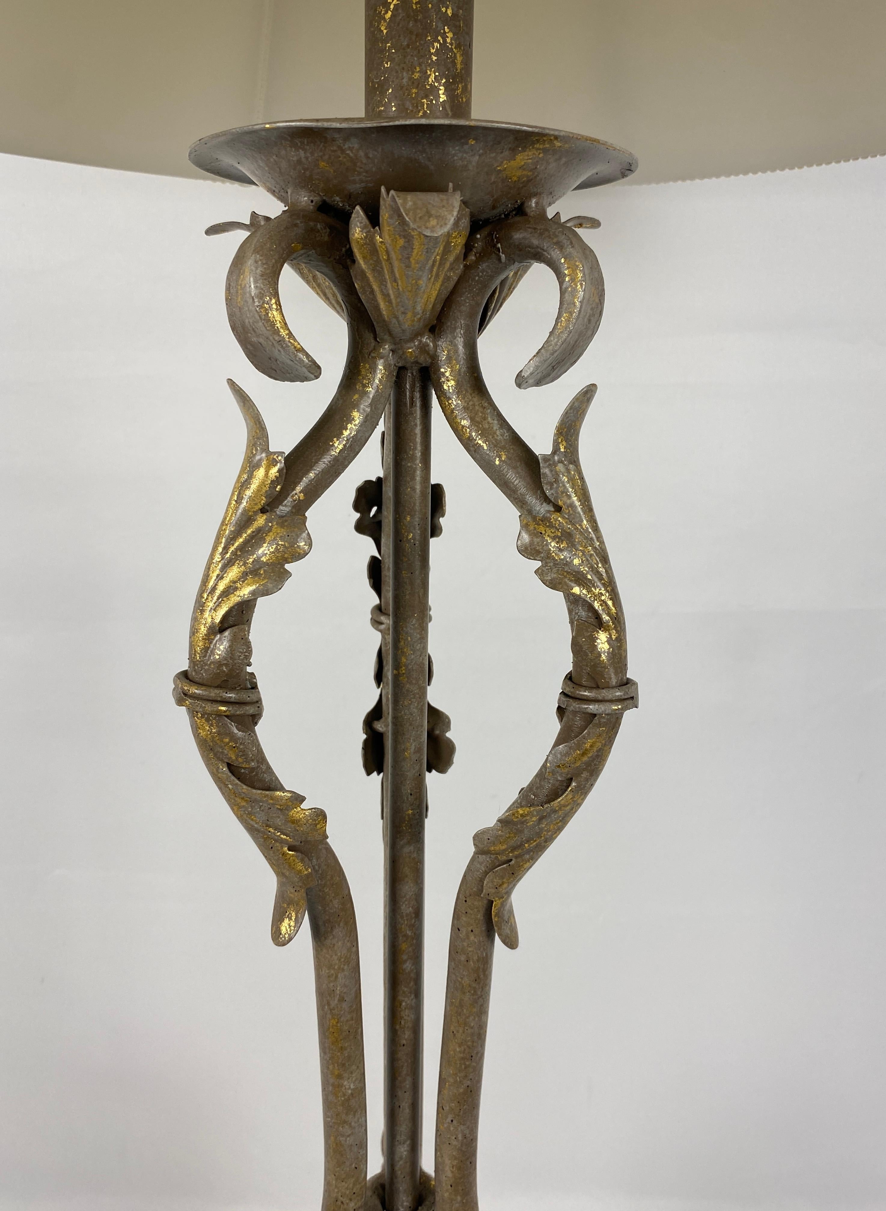 Argenté Paire de lampes de bureau françaises en fer forgé en vente