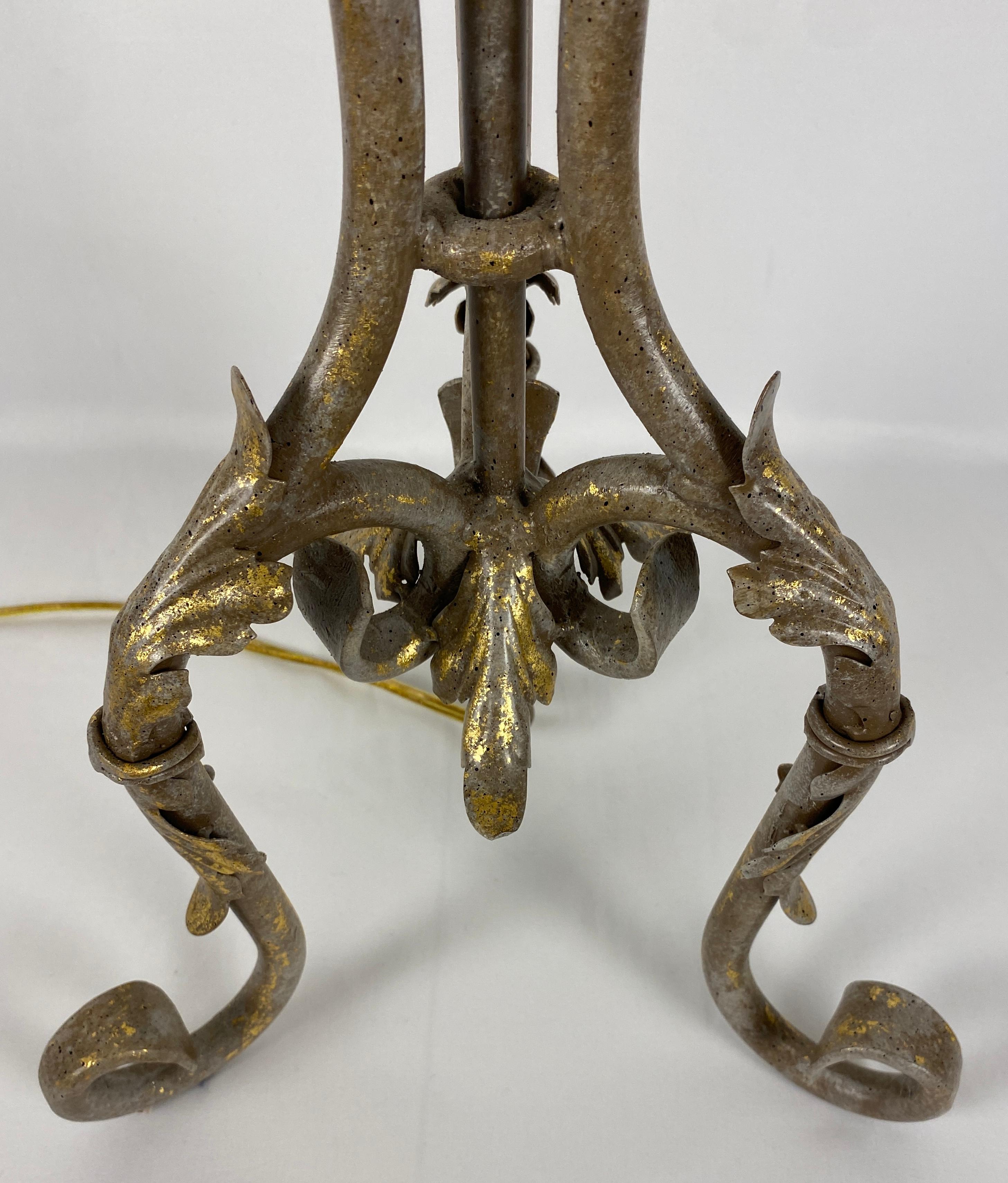 Paire de lampes de bureau françaises en fer forgé Bon état - En vente à Miami, FL
