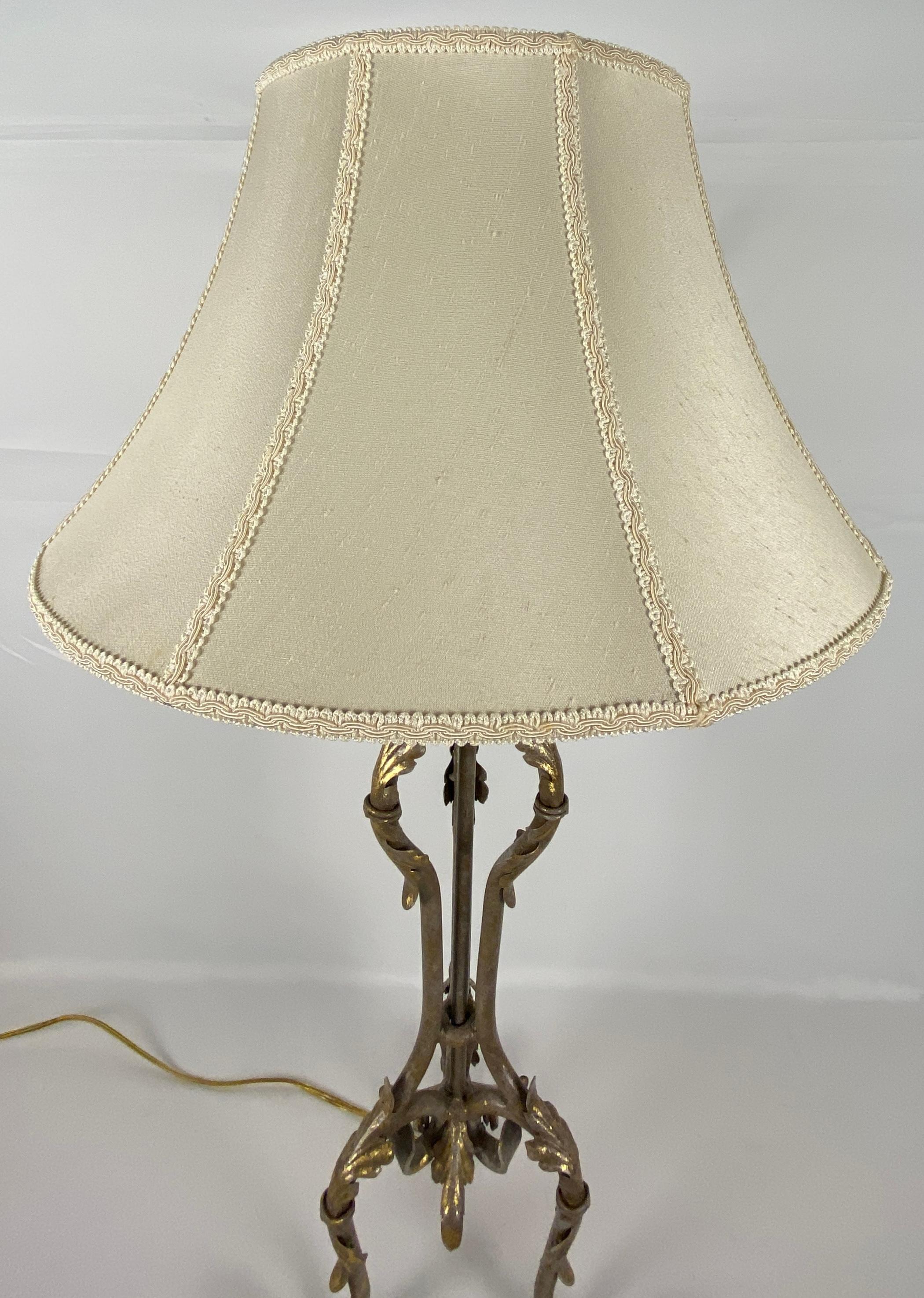 20ième siècle Paire de lampes de bureau françaises en fer forgé en vente