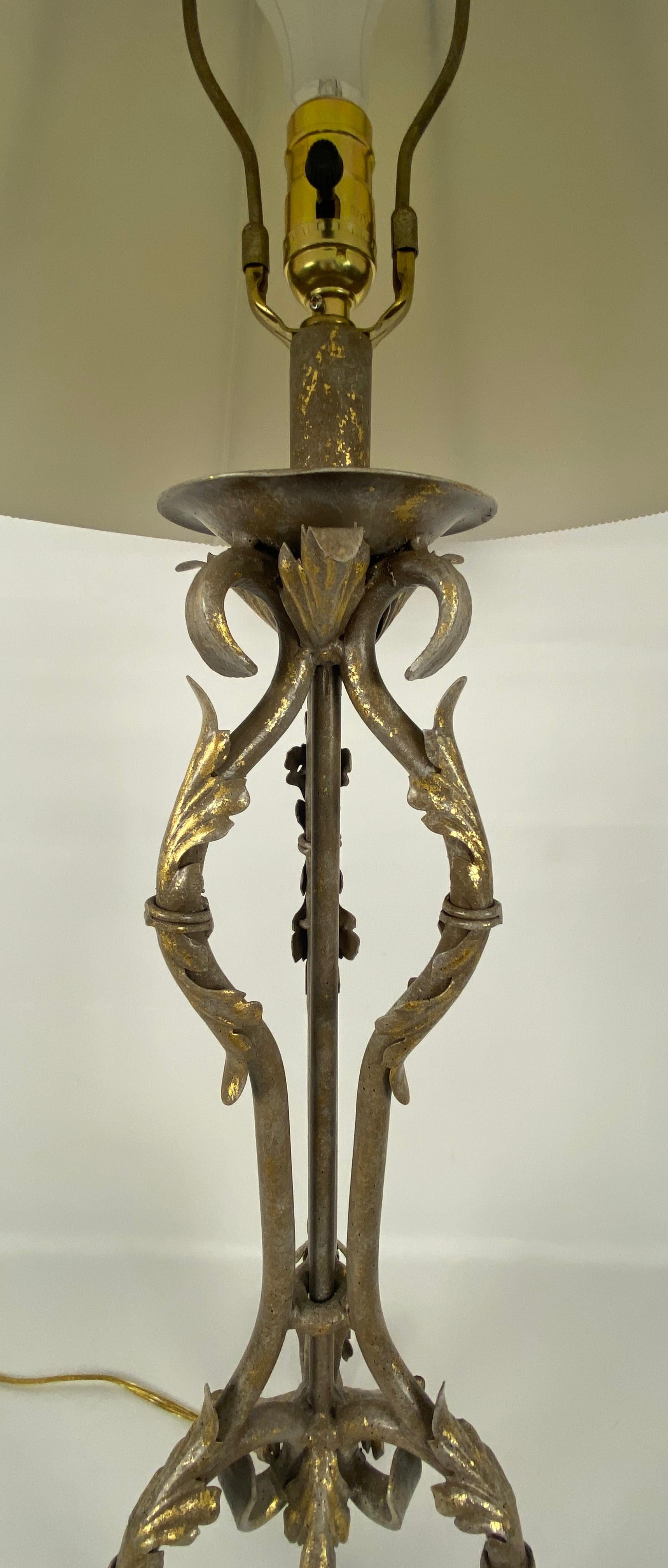 Fer Paire de lampes de bureau françaises en fer forgé en vente
