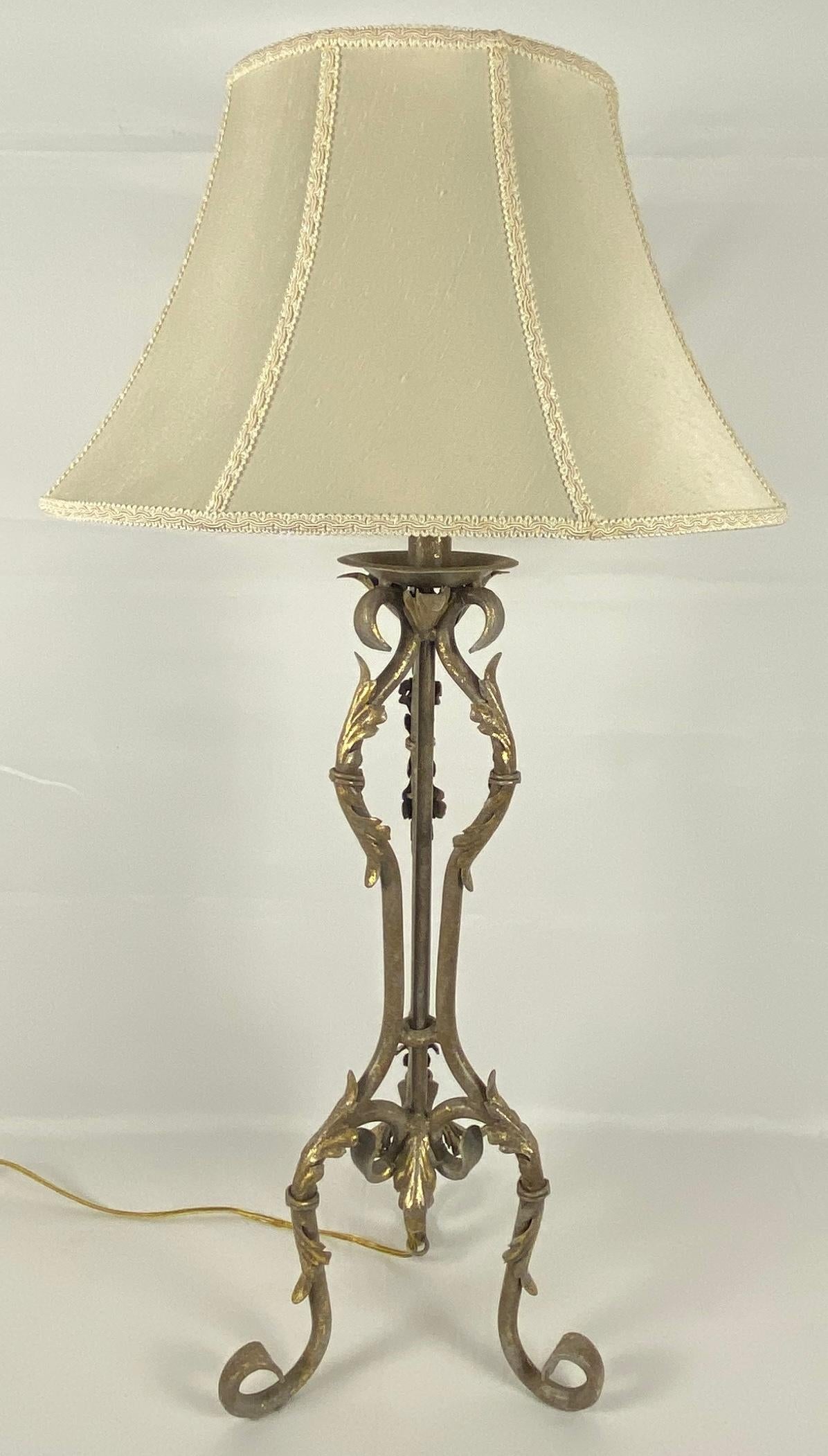 Paire de lampes de bureau françaises en fer forgé en vente 2