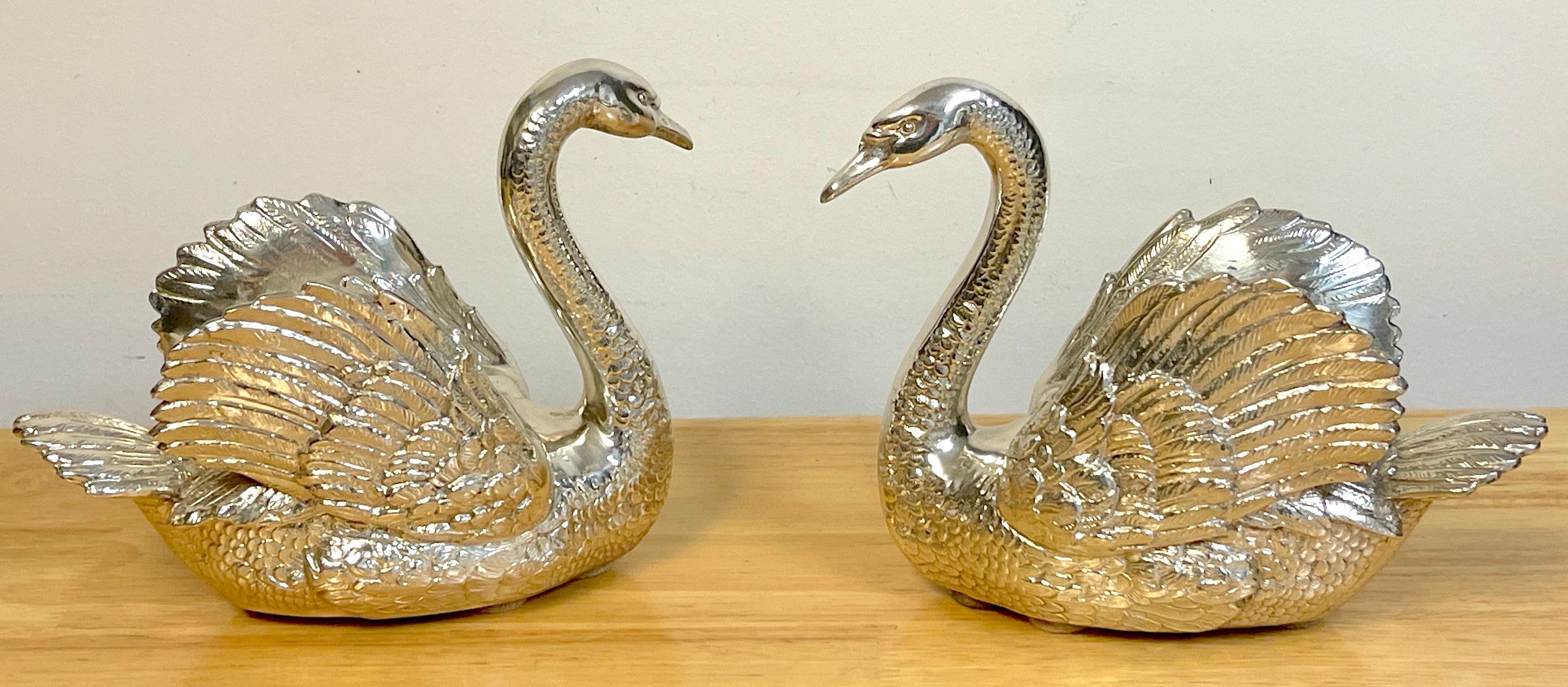 Paire de cygnes français en bronze argenté Bon état - En vente à West Palm Beach, FL