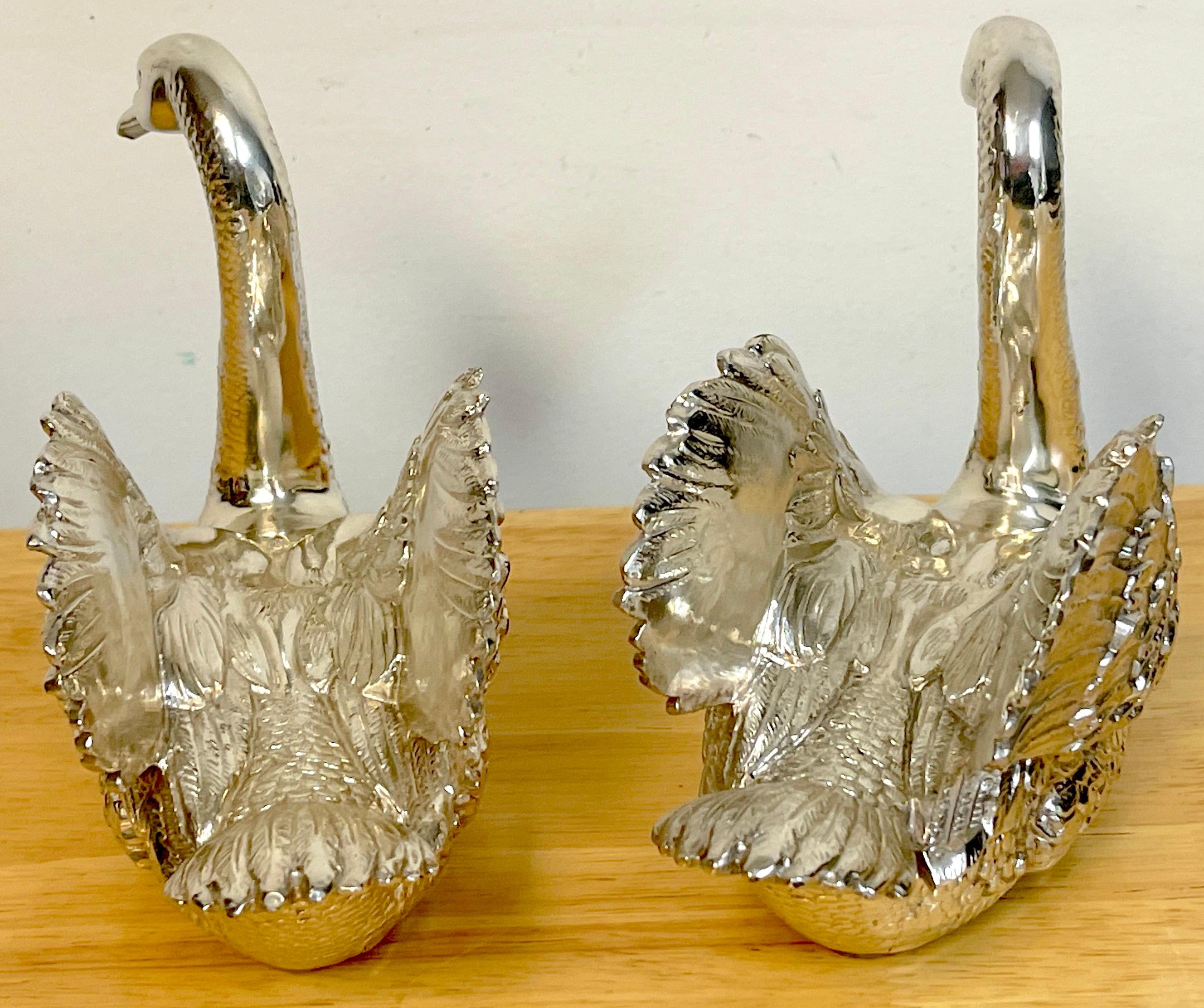 Bronze Paire de cygnes français en bronze argenté en vente