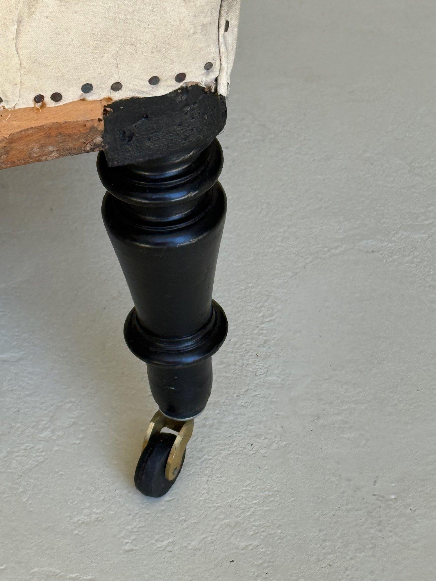 Coppia di poltrone francesi Napoleone III in scala ridotta con imbottitura a diamante in vendita 7