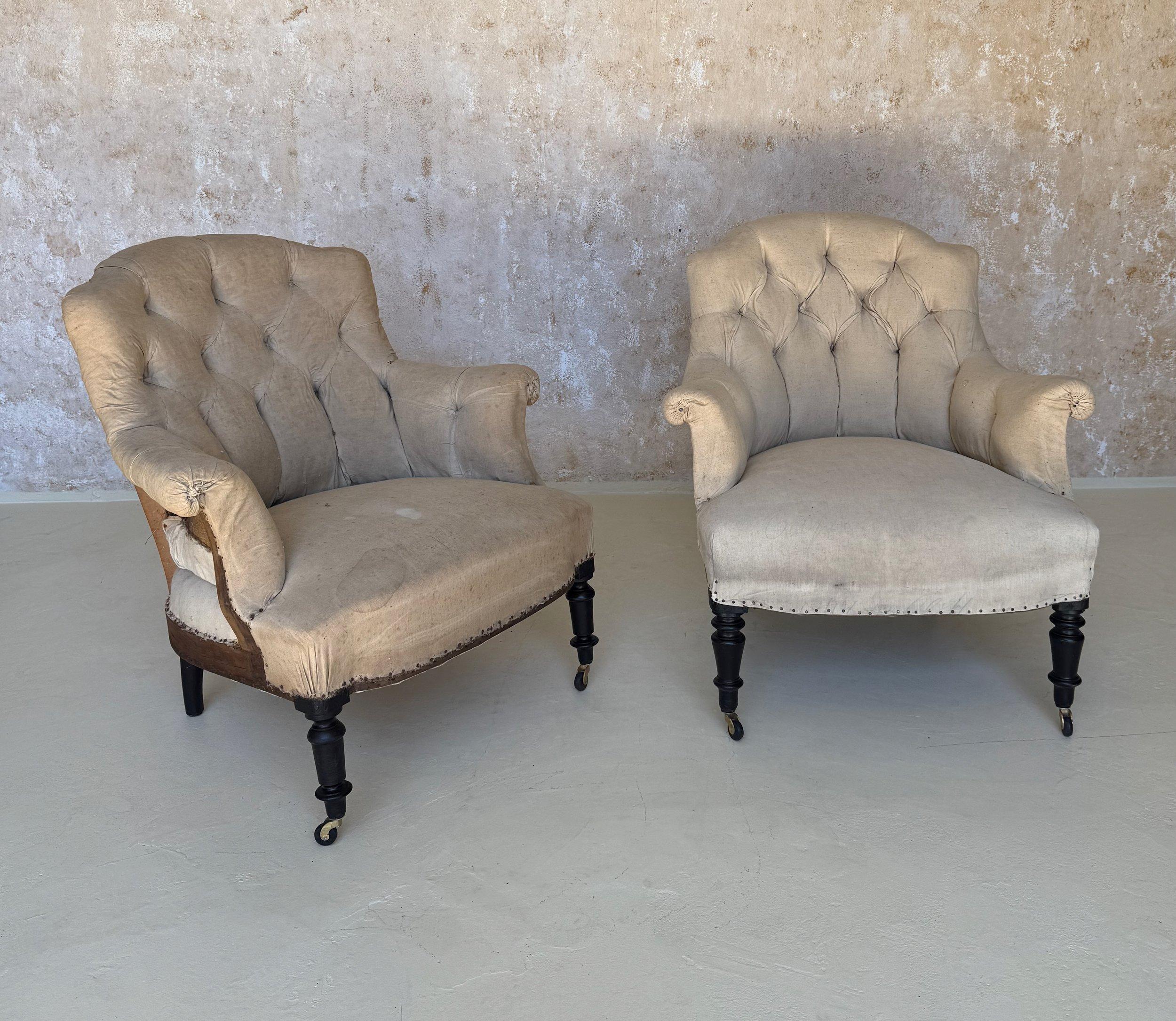 Una magnifica coppia di poltroncine francesi del XIX secolo in stile Napoleone III Una classica coppia di poltroncine francesi del XIX secolo in stile Napoleone III con braccioli elegantemente arcuati, schienali dolcemente curvati con ciuffi a