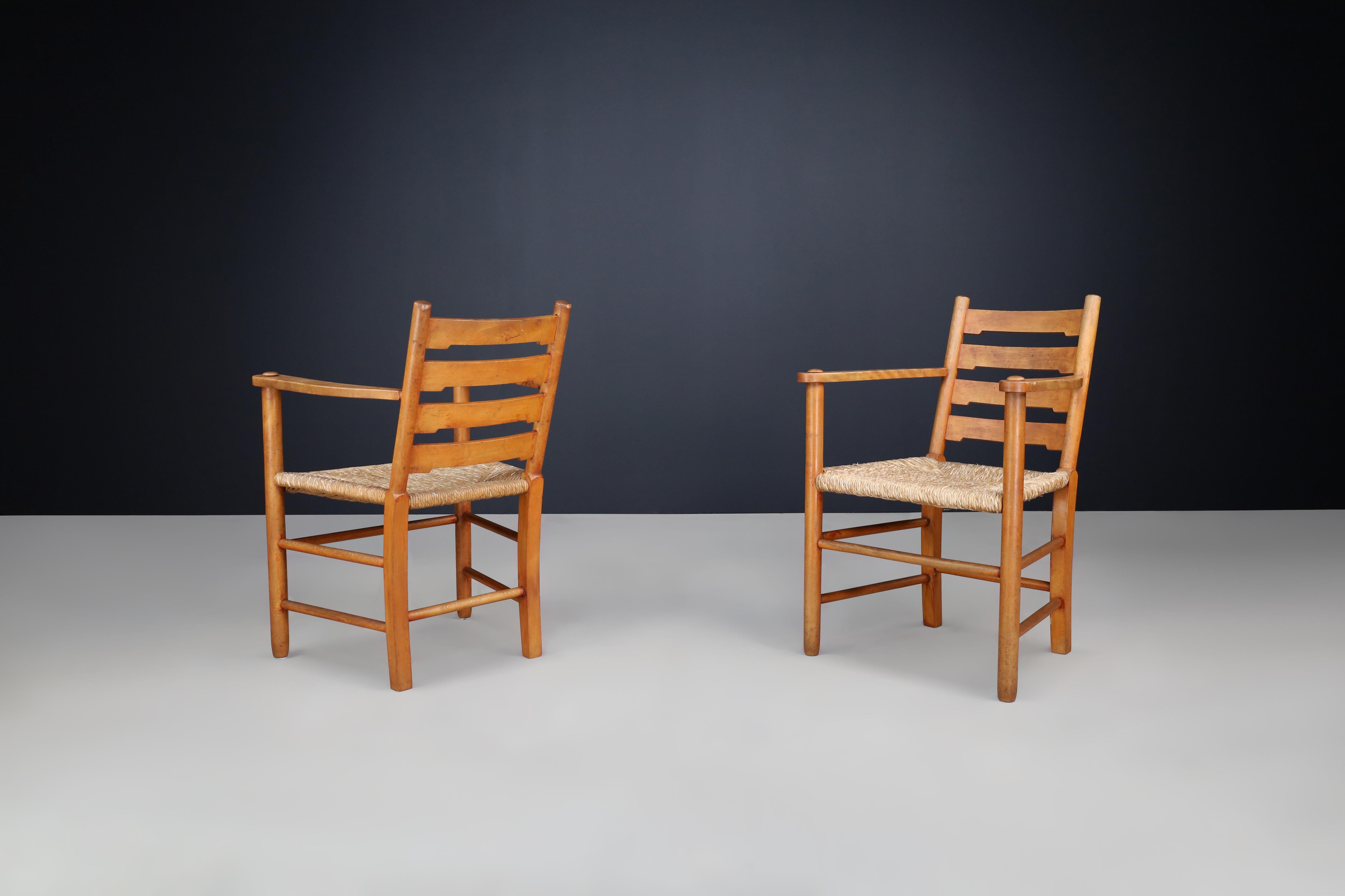 Pair of French Solid Beech Ladder-Back Armchairs with Rush Seats, France, 1950s In Good Condition For Sale In Almelo, NL