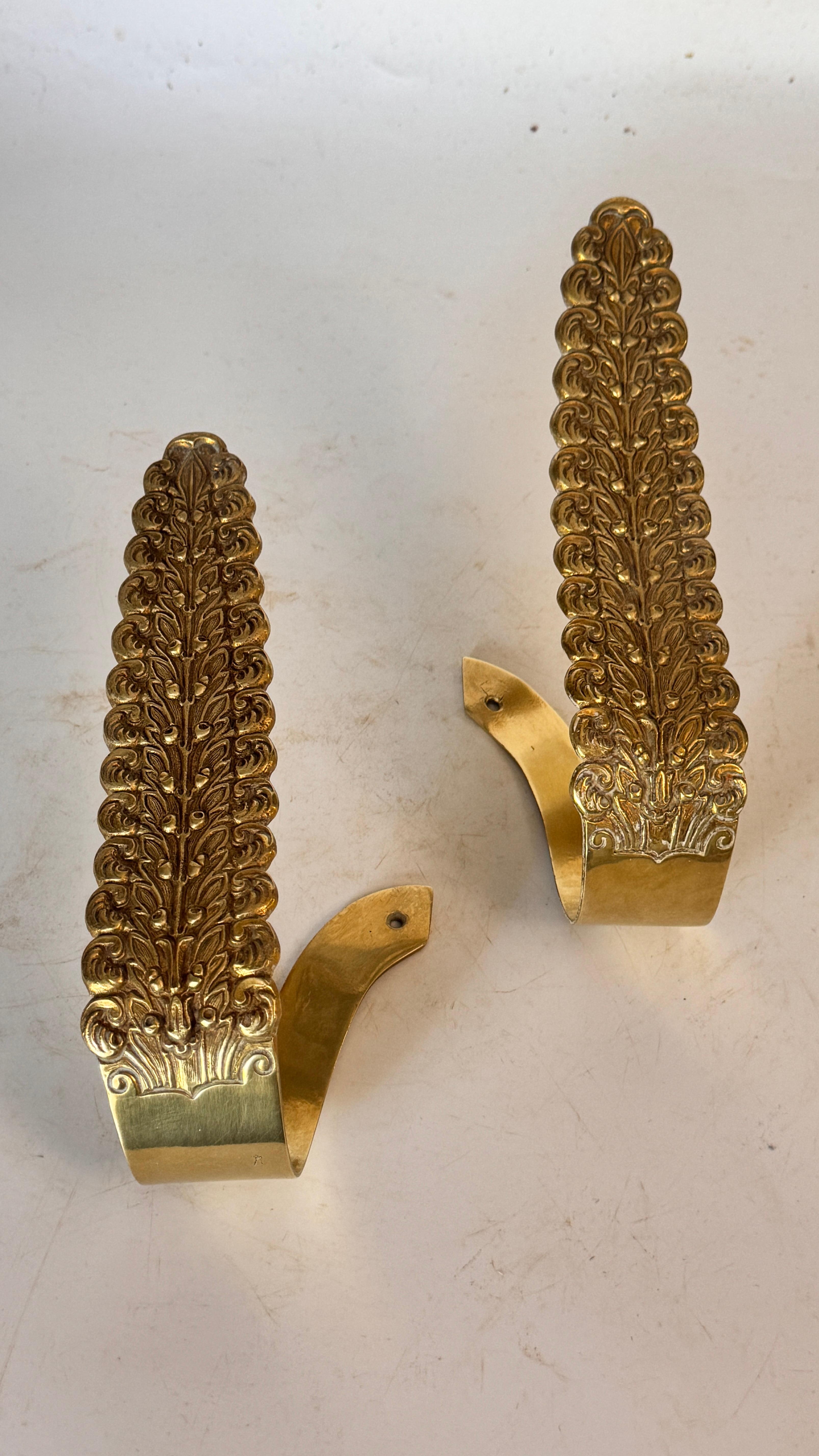 Paar französische Vorhanghalter aus massivem Messing - Blumenmotiv - 1970er Jahre (Art déco) im Angebot
