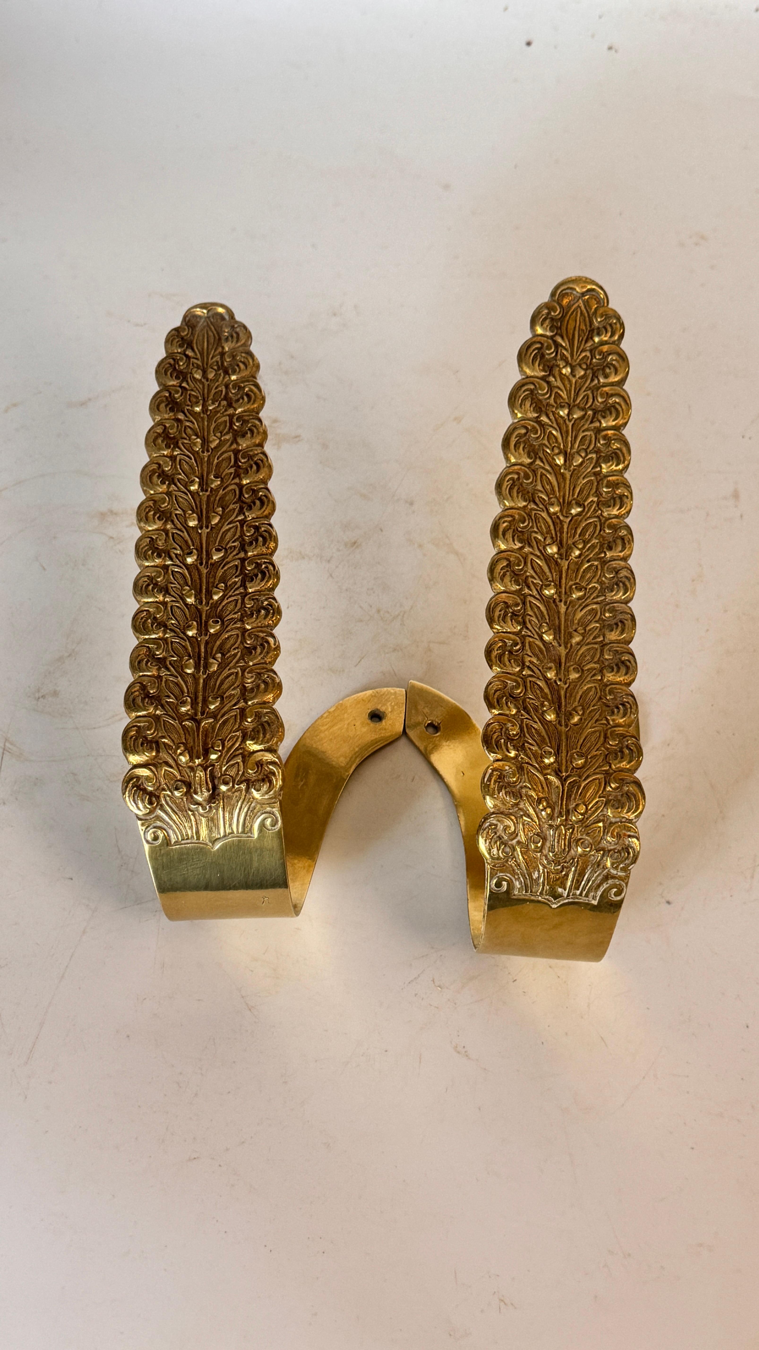 Paar französische Vorhanghalter aus massivem Messing - Blumenmotiv - 1970er Jahre (Französisch) im Angebot