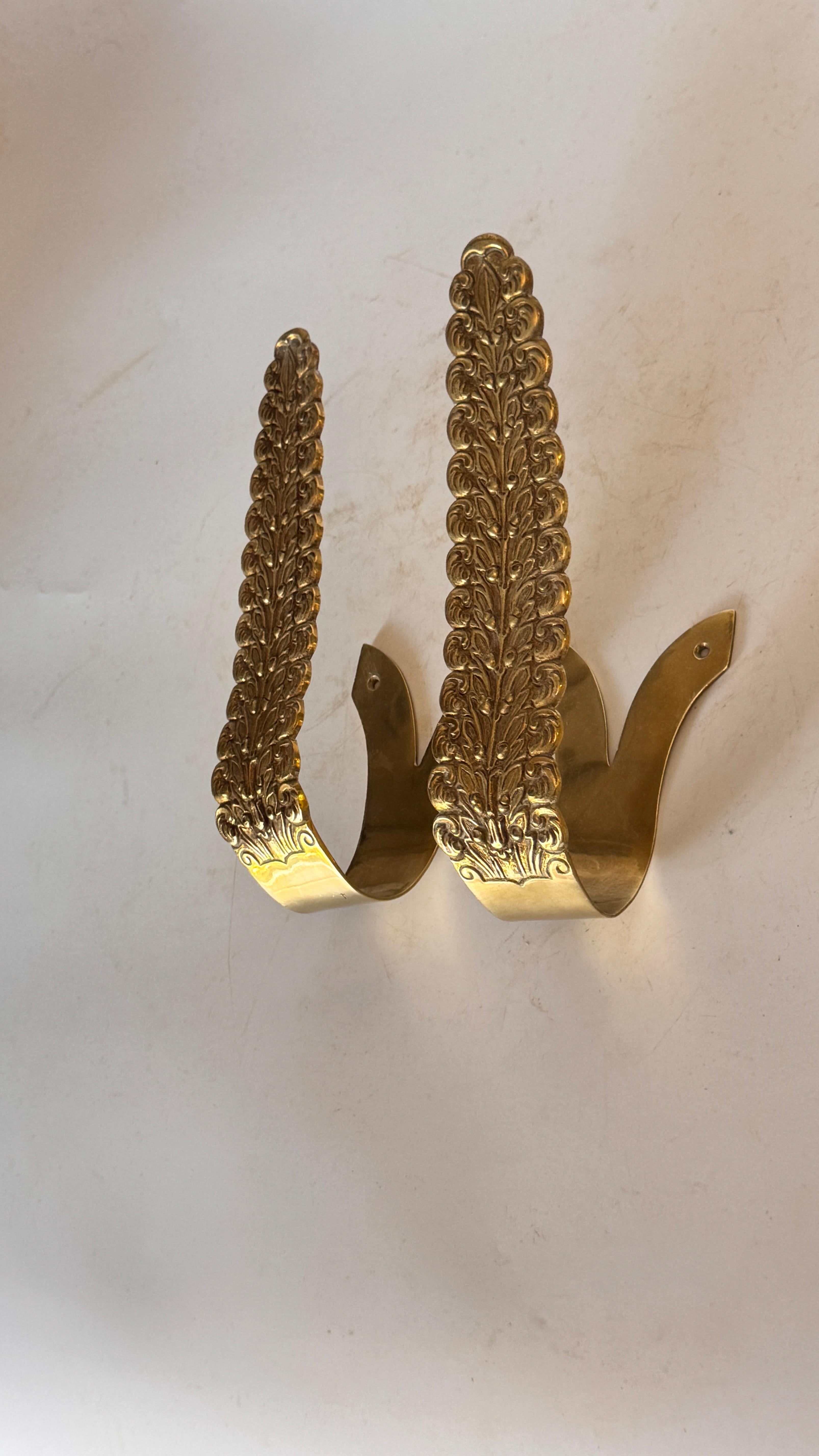 Paar französische Vorhanghalter aus massivem Messing - Blumenmotiv - 1970er Jahre im Zustand „Gut“ im Angebot in Auribeau sur Siagne, FR