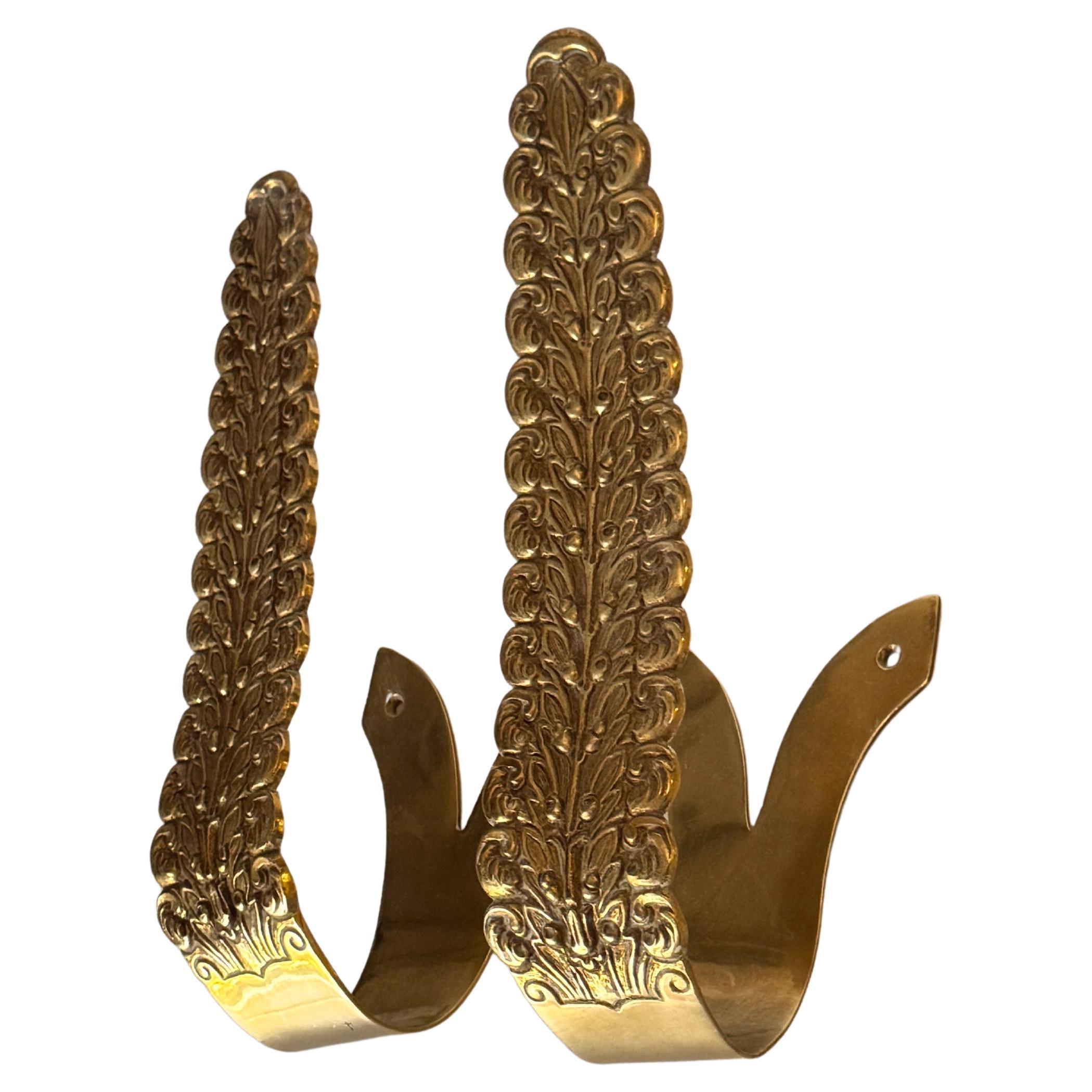 Paar französische Vorhanghalter aus massivem Messing - Blumenmotiv - 1970er Jahre im Angebot