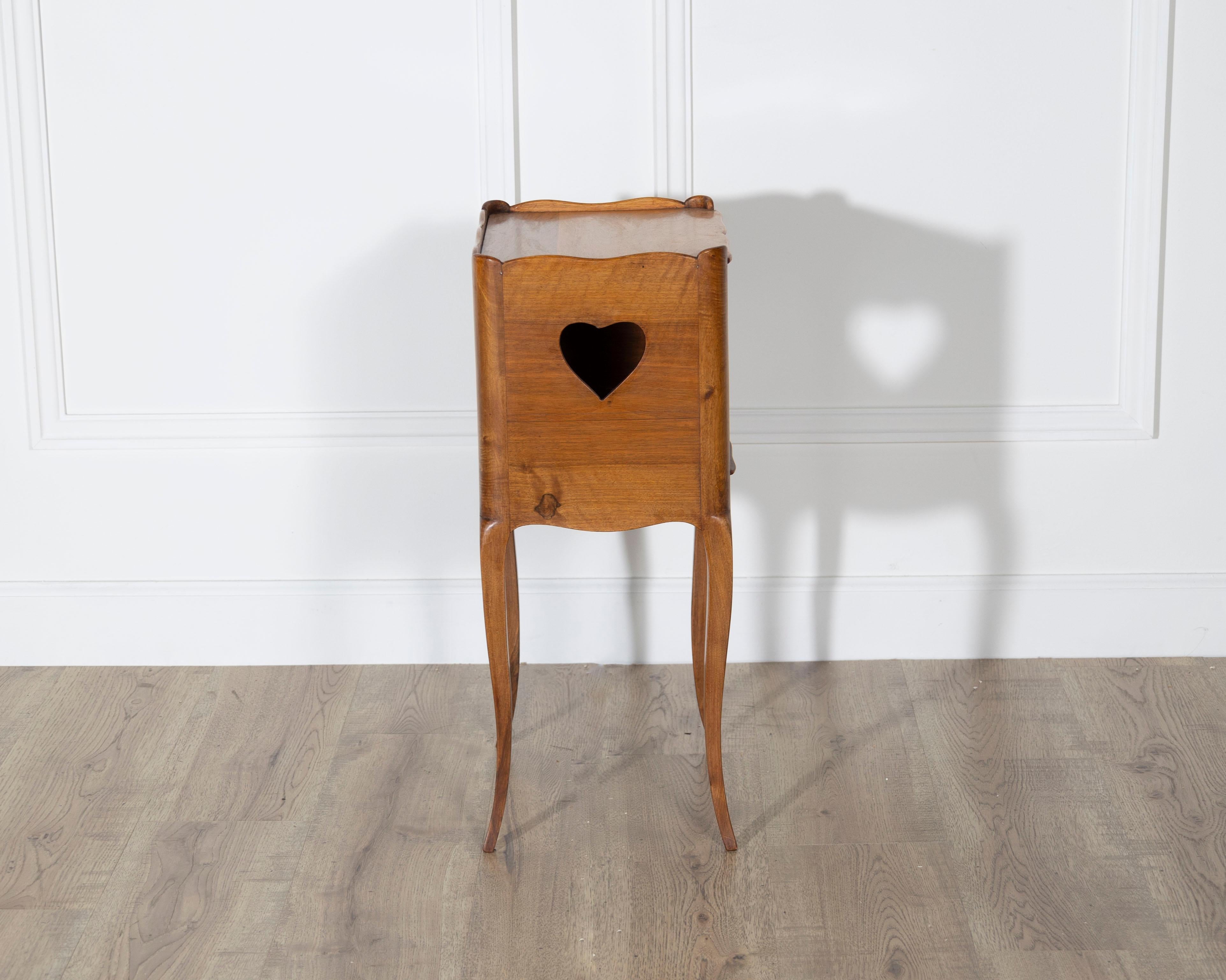 Paire de tables de chevet françaises en noyer massif avec découpes en forme de cœur, 20e siècle en vente 4