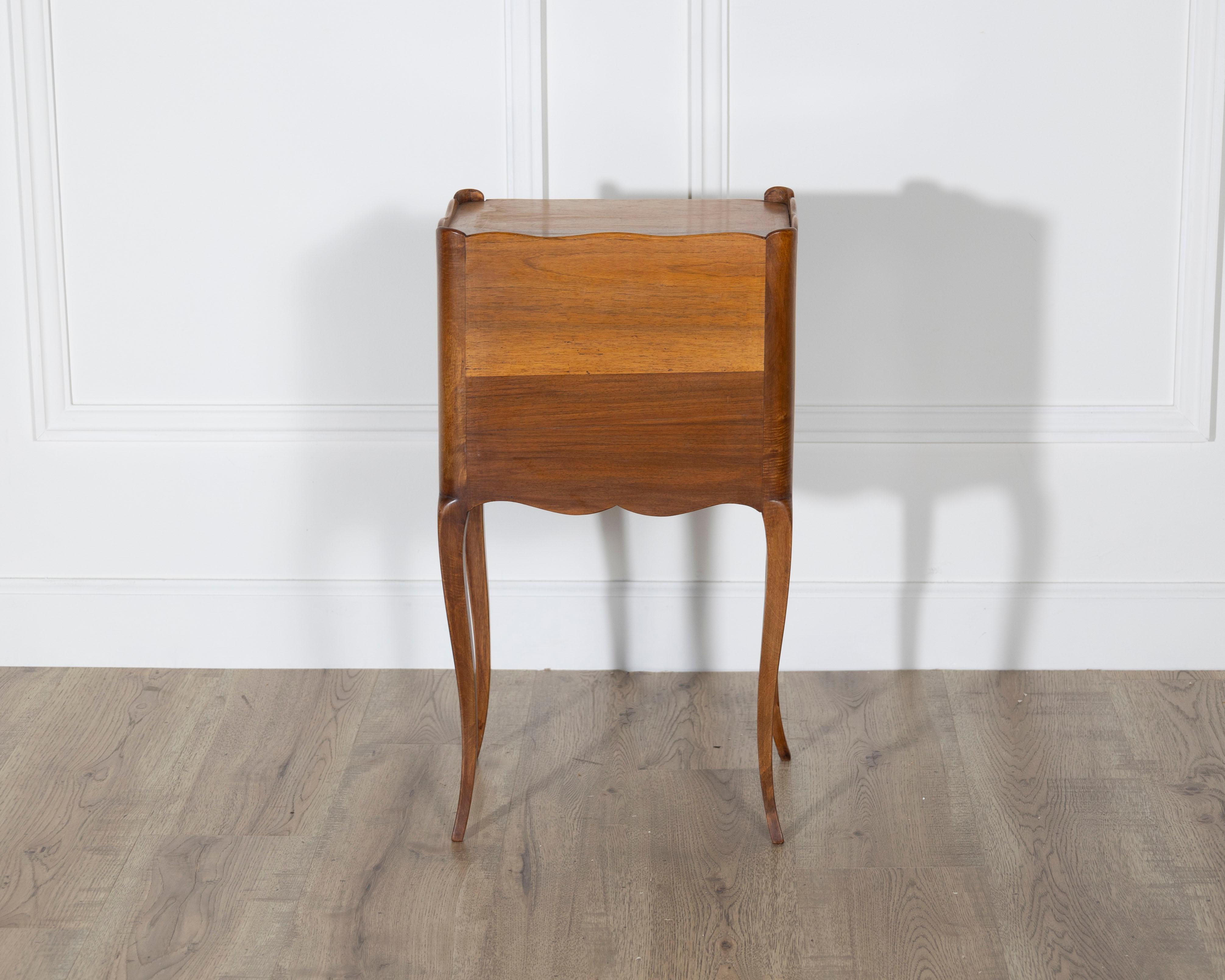 Paire de tables de chevet françaises en noyer massif avec découpes en forme de cœur, 20e siècle en vente 5