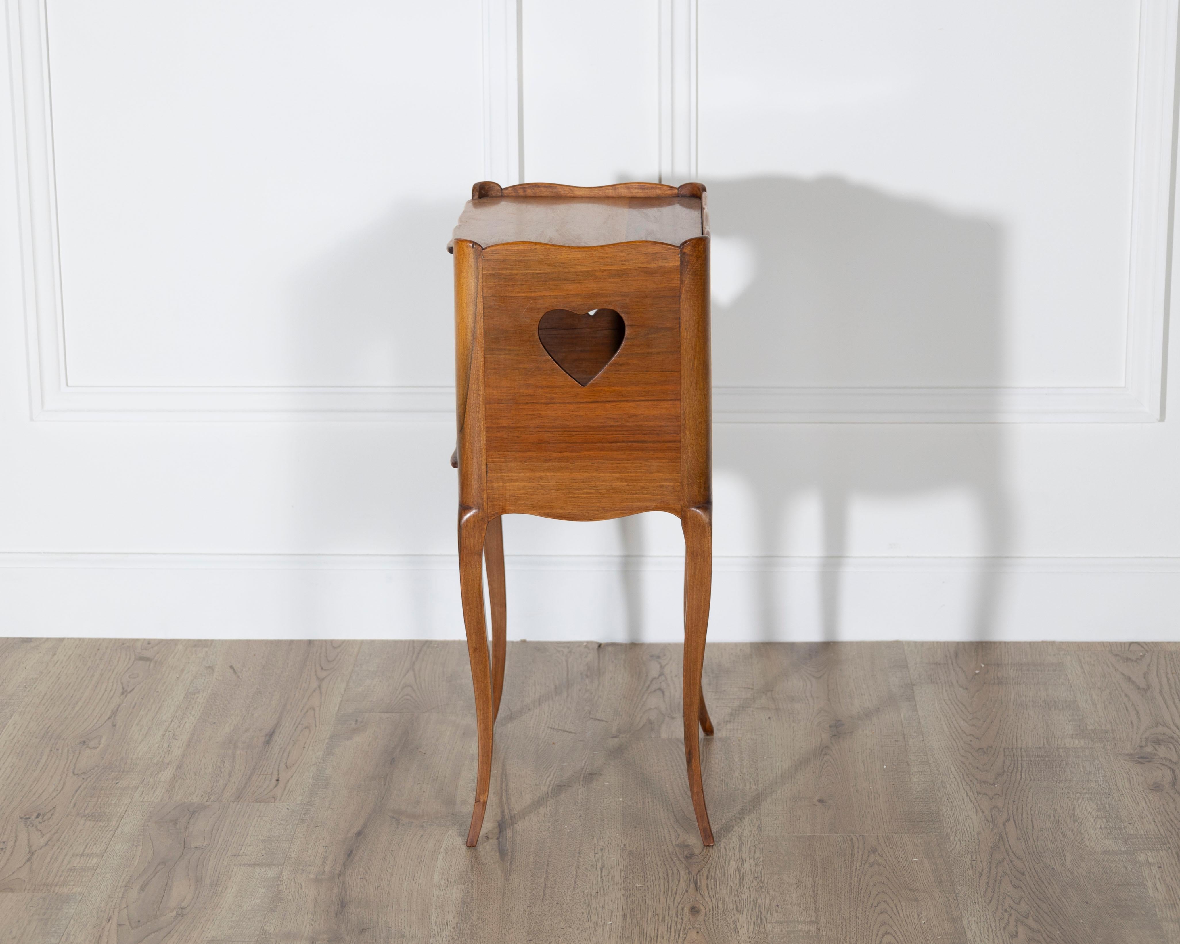 Paire de tables de chevet françaises en noyer massif avec découpes en forme de cœur, 20e siècle en vente 6