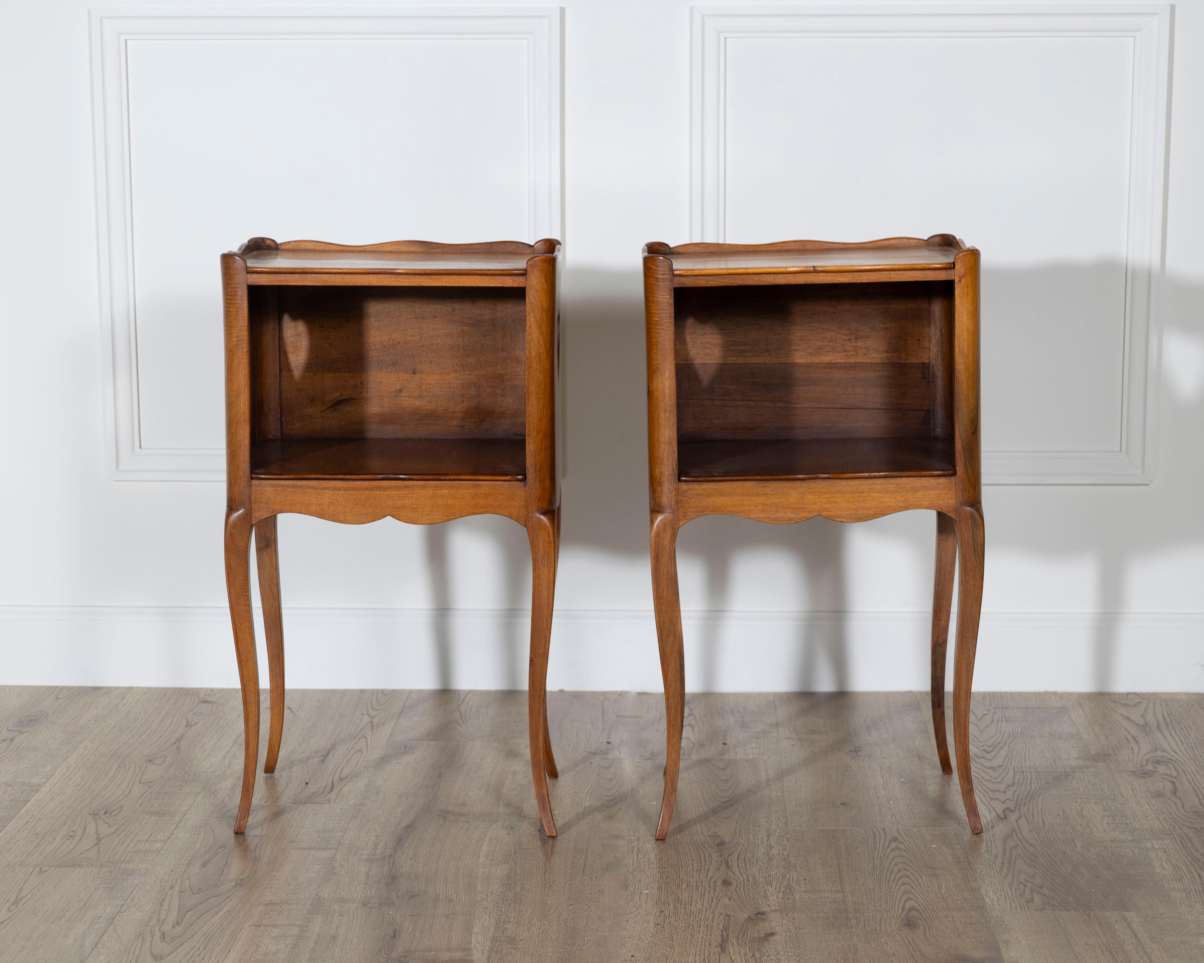 Français Paire de tables de chevet françaises en noyer massif avec découpes en forme de cœur, 20e siècle en vente