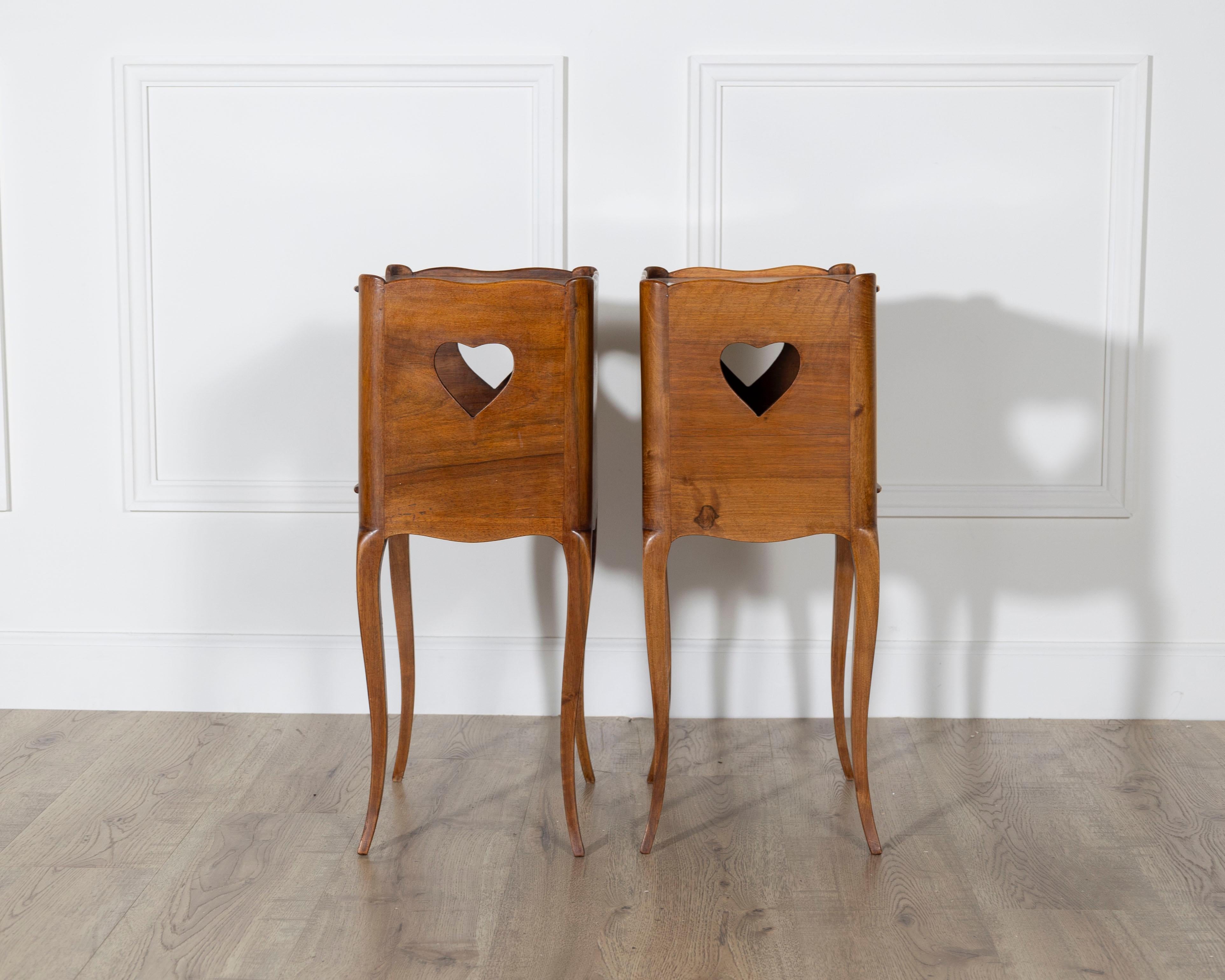 Paire de tables de chevet françaises en noyer massif avec découpes en forme de cœur, 20e siècle Bon état - En vente à Atlanta, GA