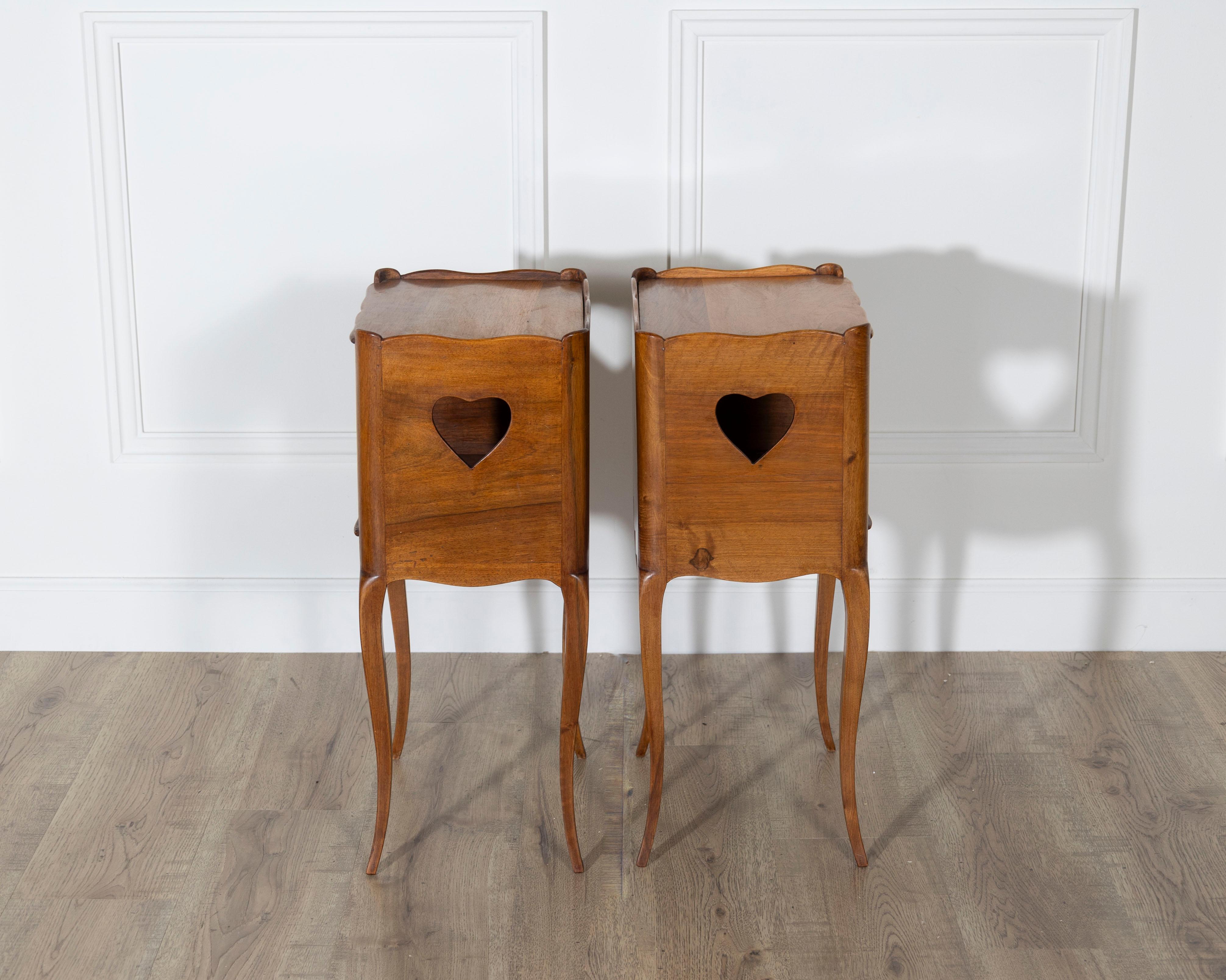 20ième siècle Paire de tables de chevet françaises en noyer massif avec découpes en forme de cœur, 20e siècle en vente