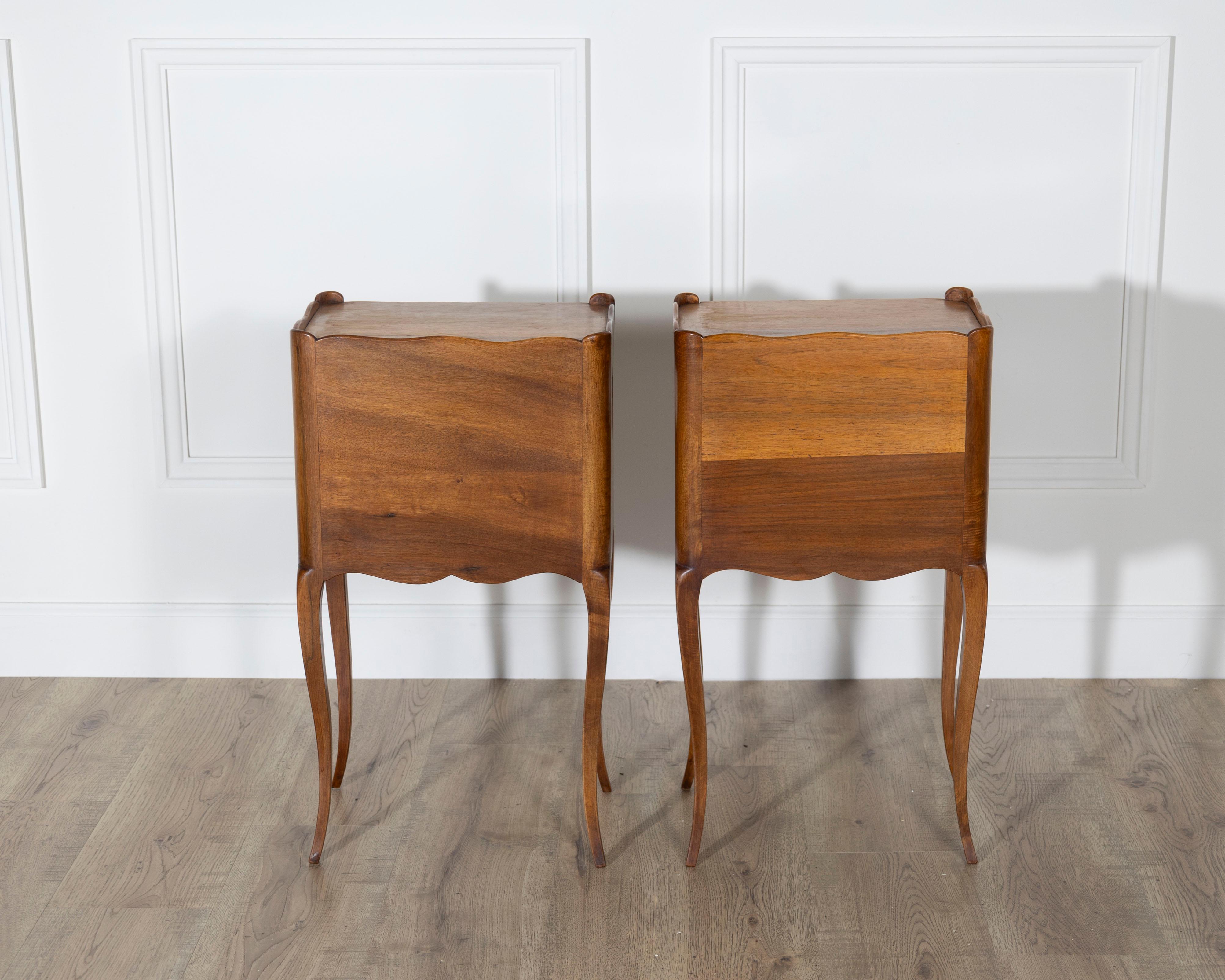 Noyer Paire de tables de chevet françaises en noyer massif avec découpes en forme de cœur, 20e siècle en vente