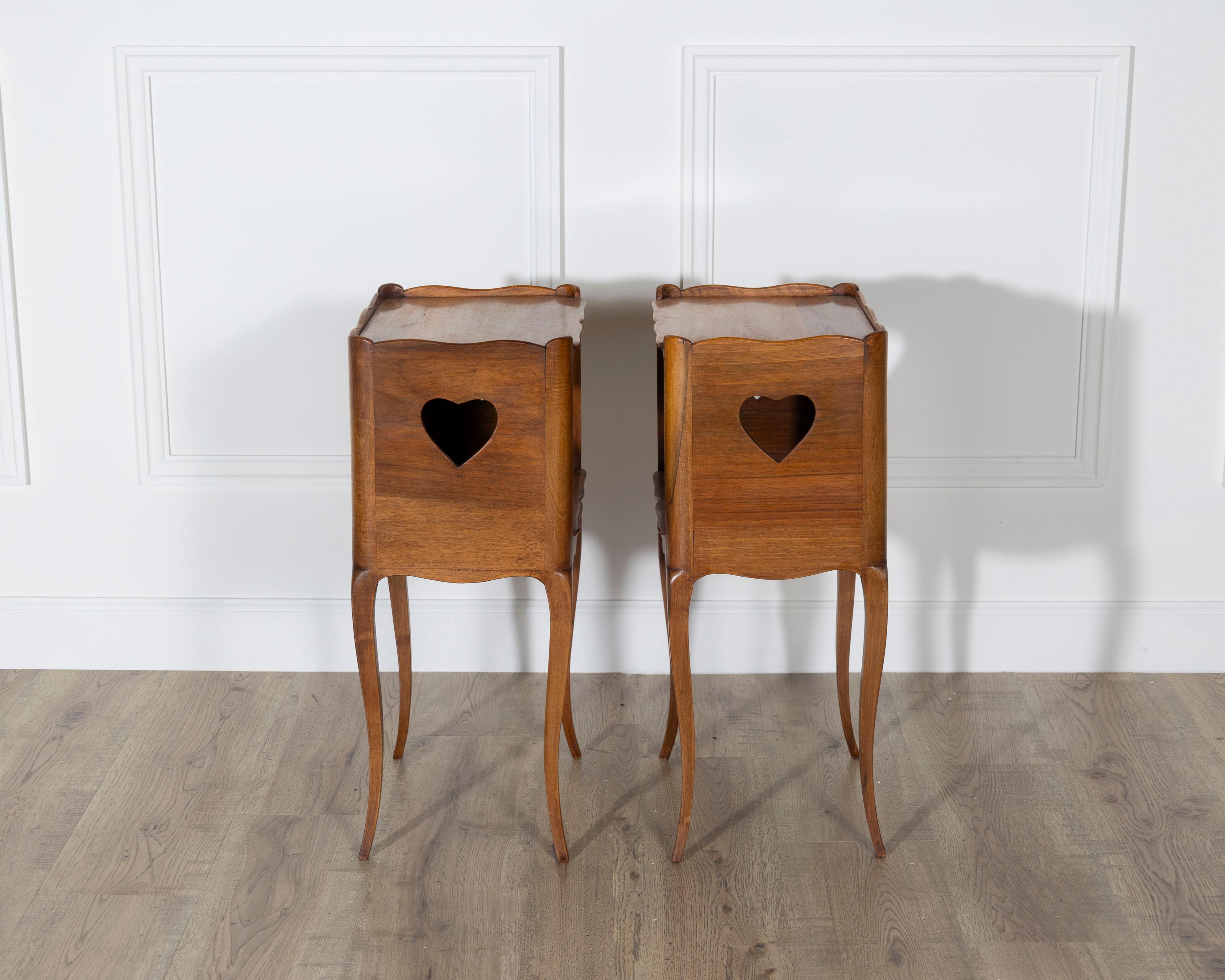 Paire de tables de chevet françaises en noyer massif avec découpes en forme de cœur, 20e siècle en vente 1