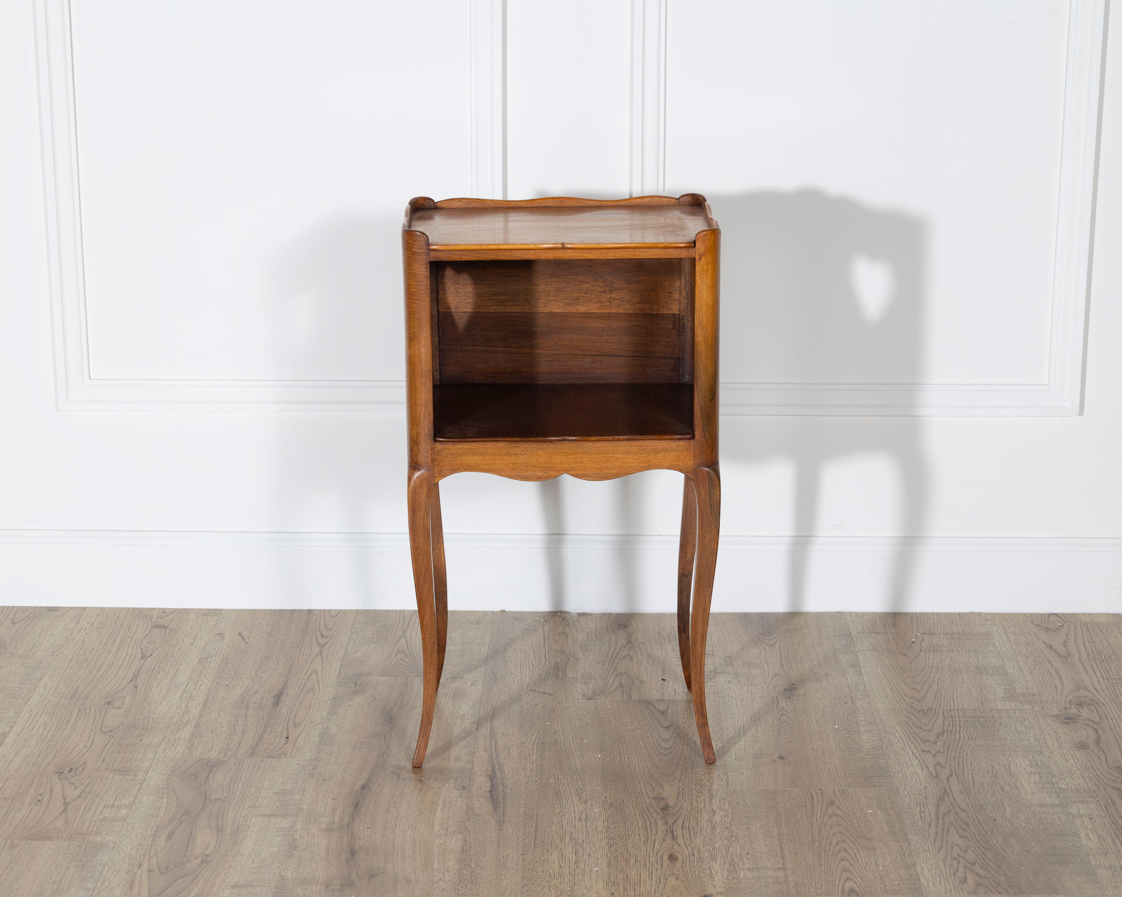 Paire de tables de chevet françaises en noyer massif avec découpes en forme de cœur, 20e siècle en vente 2