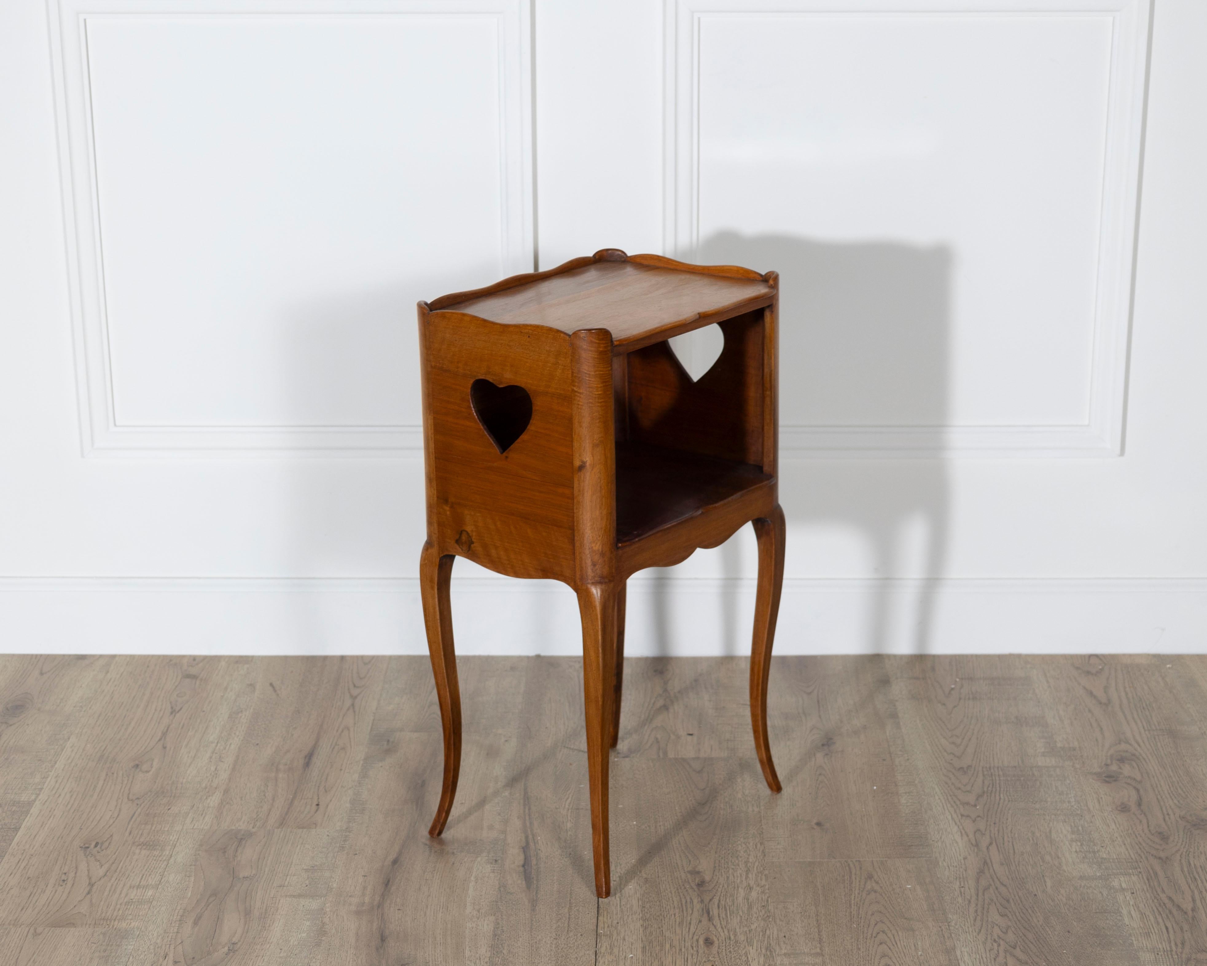 Paire de tables de chevet françaises en noyer massif avec découpes en forme de cœur, 20e siècle en vente 3