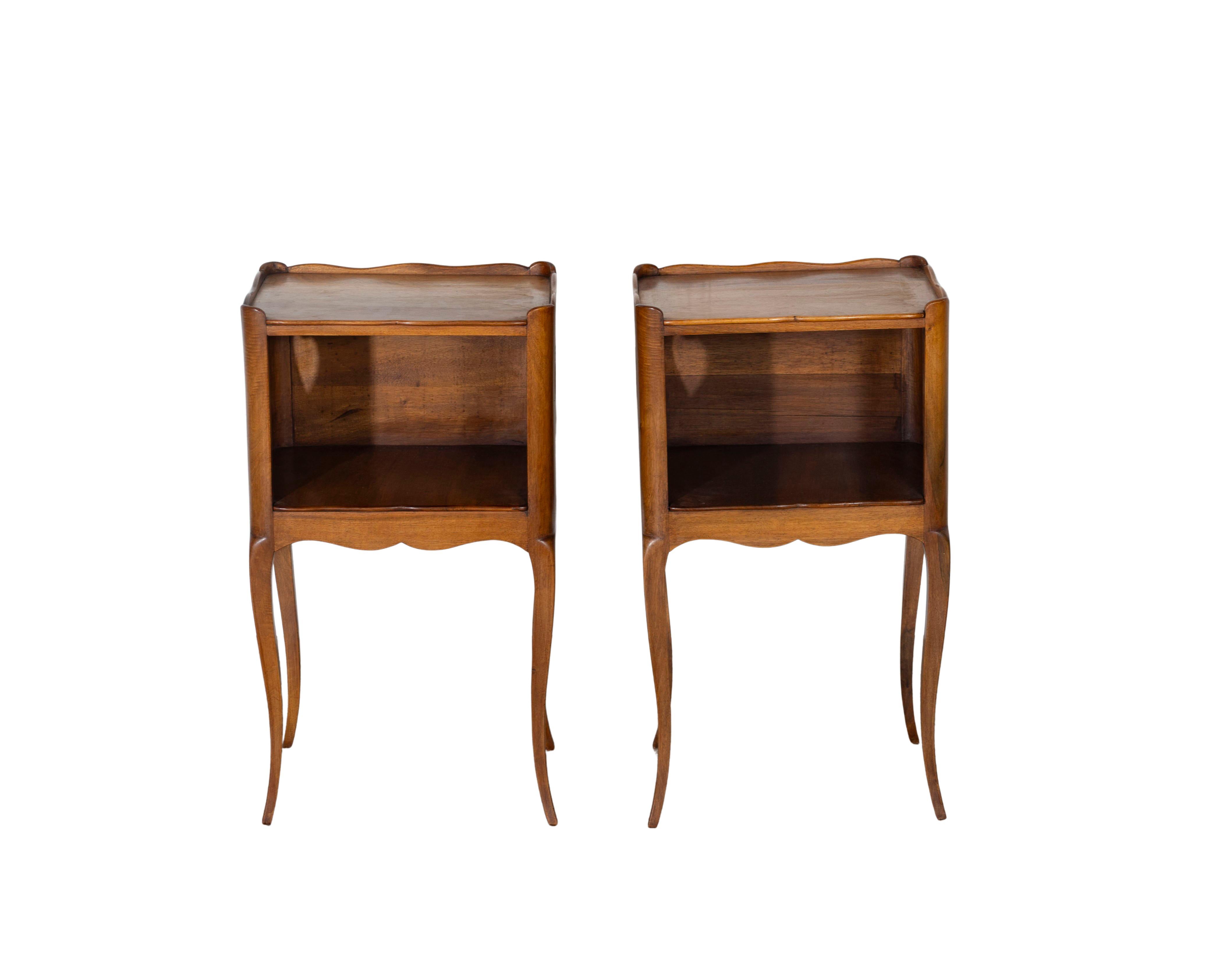 Paire de tables de chevet françaises en noyer massif avec découpes en forme de cœur, 20e siècle