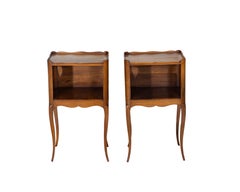 Paire de tables de chevet françaises en noyer massif avec découpes en forme de cœur, 20e siècle