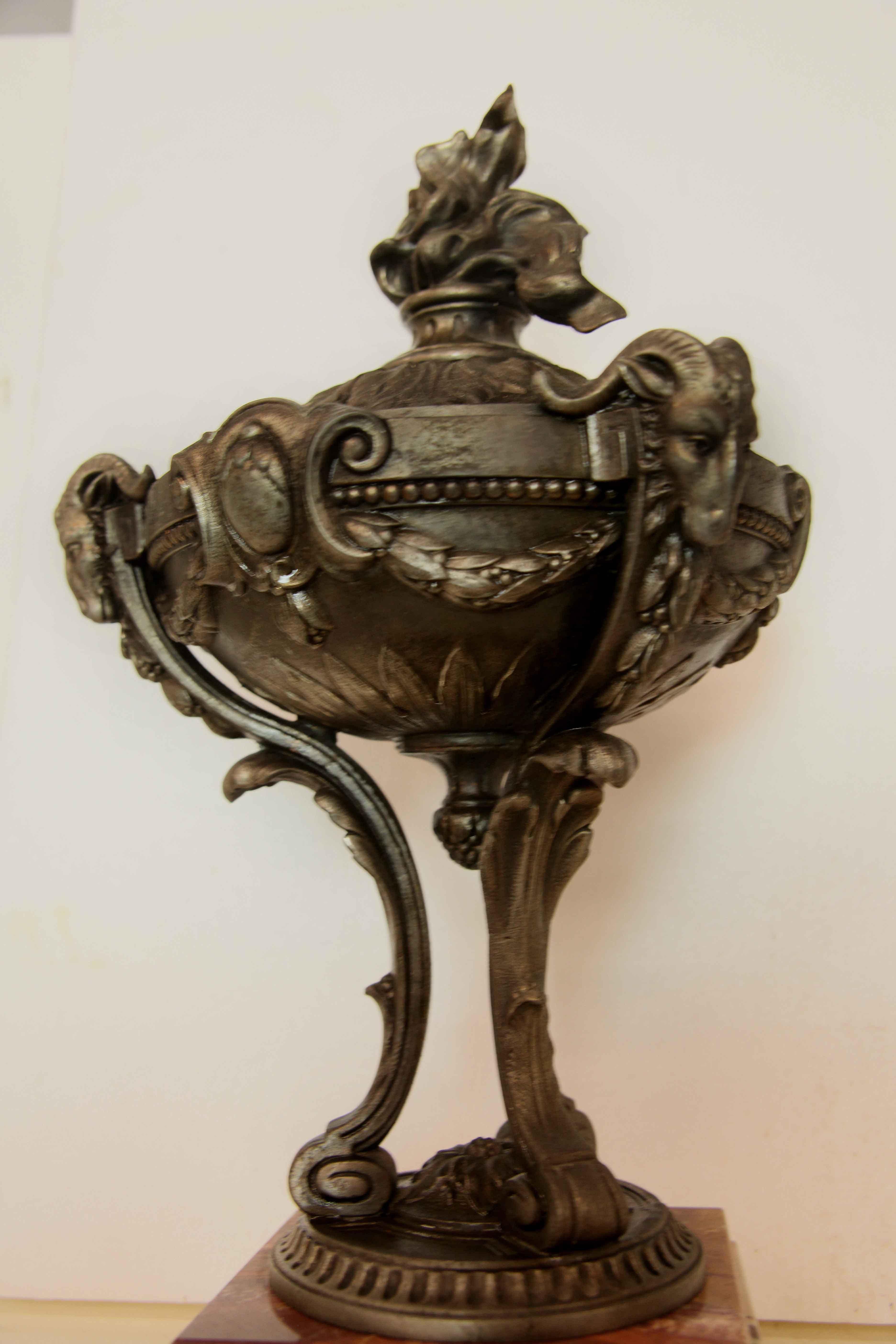 Fin du XIXe siècle Paire d'urnes françaises  en vente
