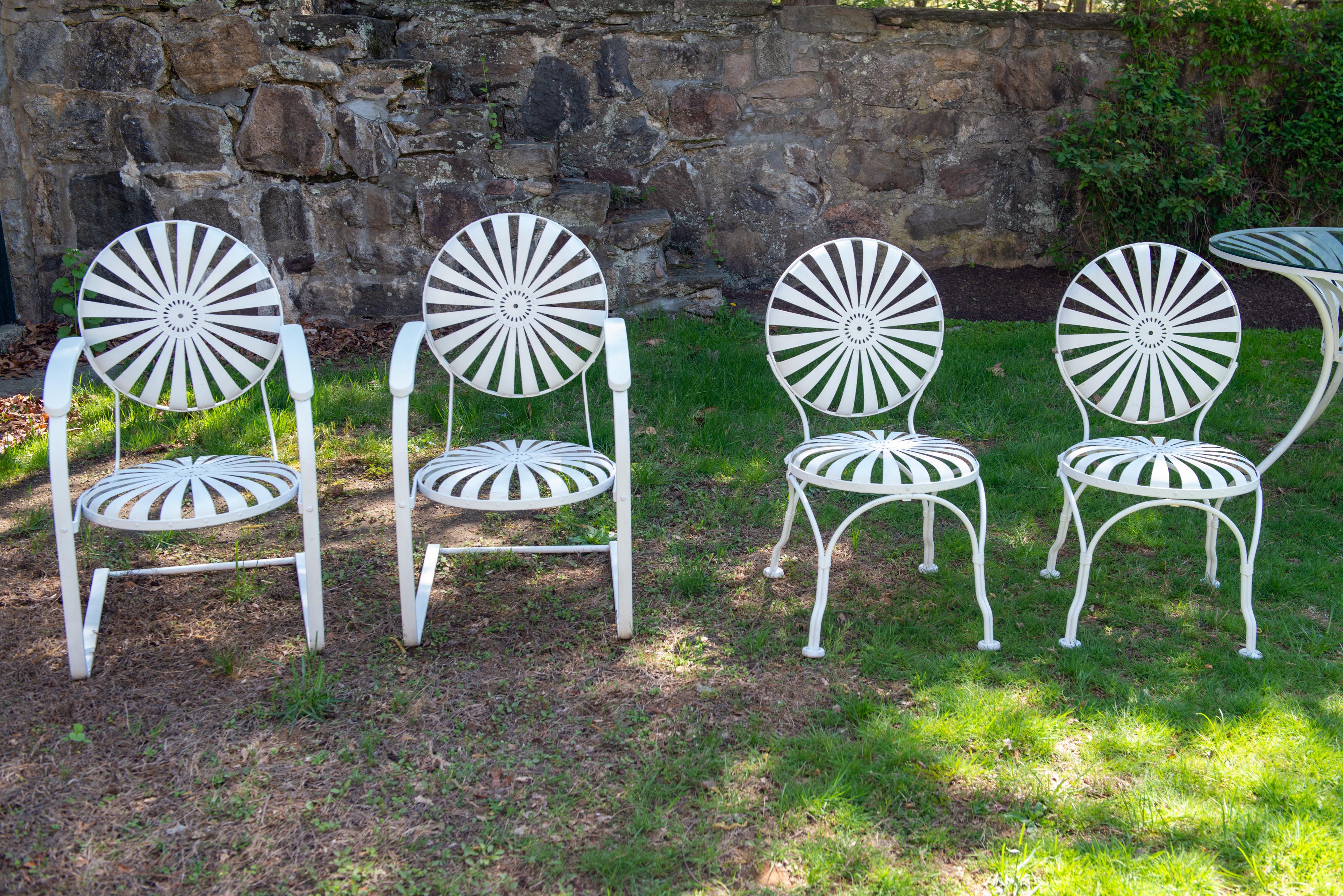 Paar französische Gartenstühle aus Federstahl von Francois Carre (Art déco) im Angebot