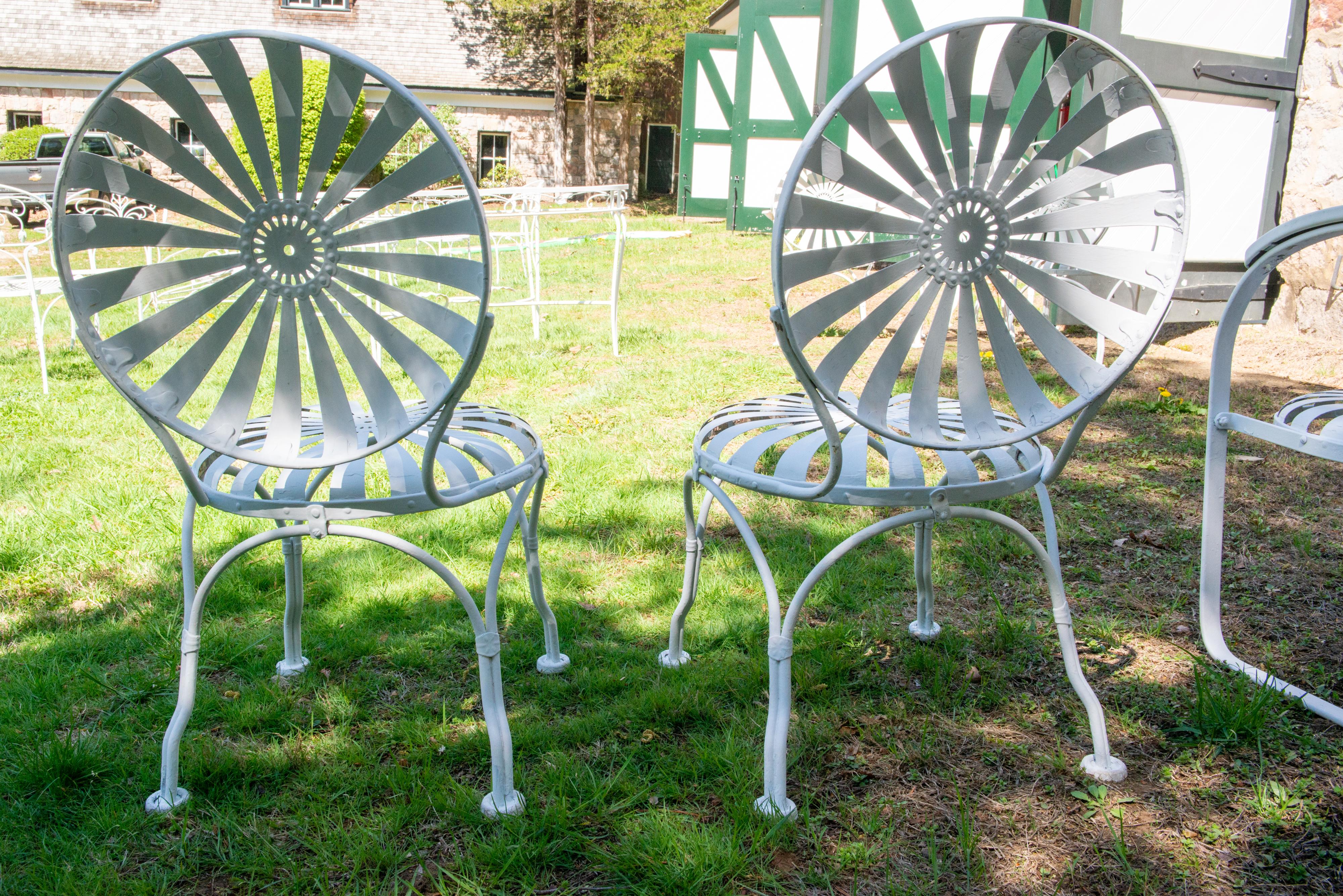 Paar französische Gartenstühle aus Federstahl von Francois Carre (Mitte des 20. Jahrhunderts) im Angebot