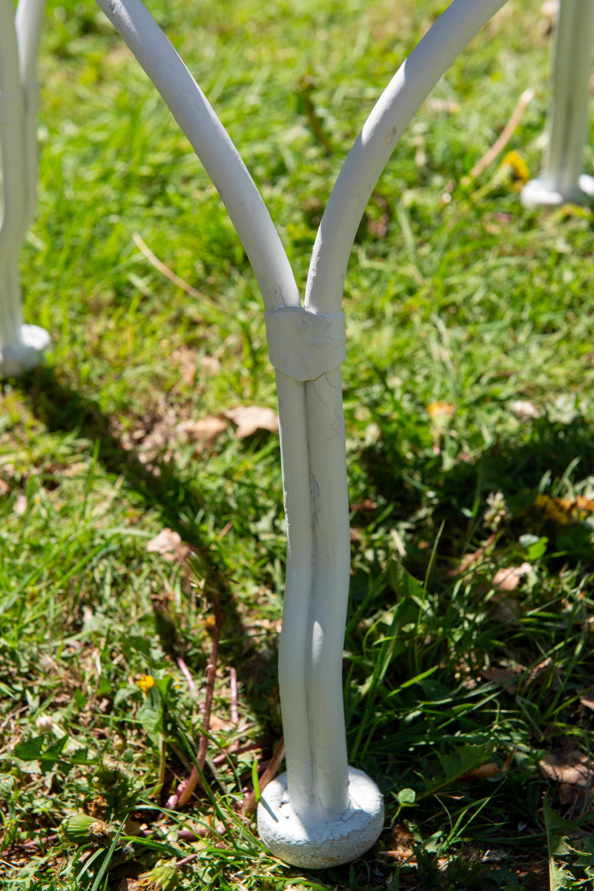 Paar französische Gartenstühle aus Federstahl von Francois Carre im Angebot 1