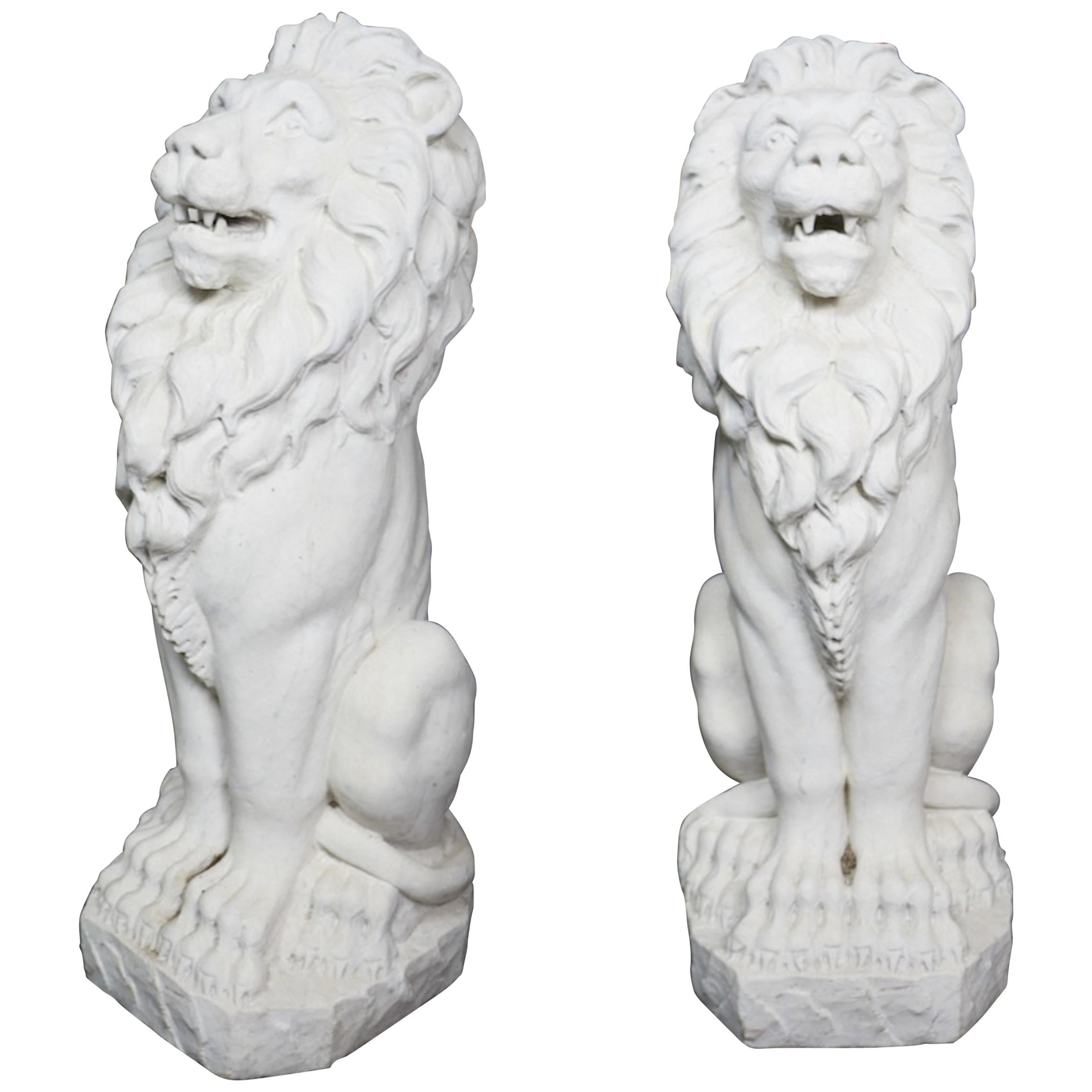 Coppia di leoni da giardino in marmo statuario francese