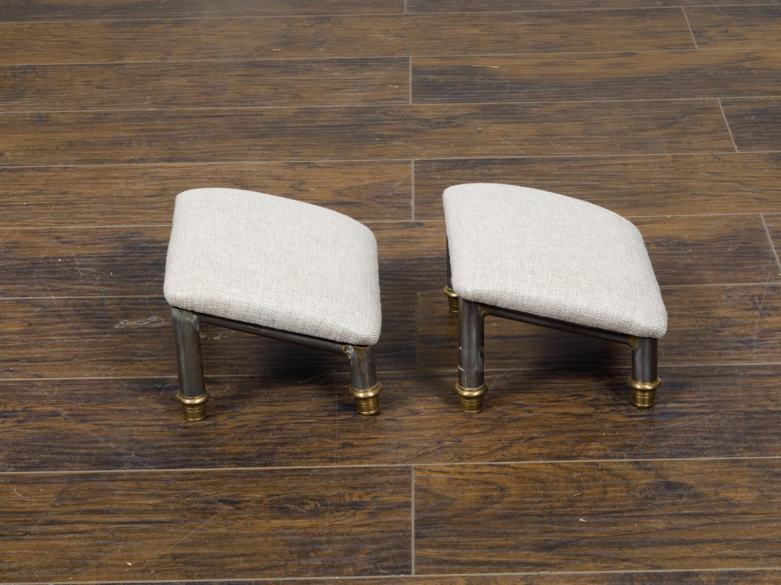 Français Paire de tabourets français en acier et laiton avec revêtement en lin personnalisé en vente