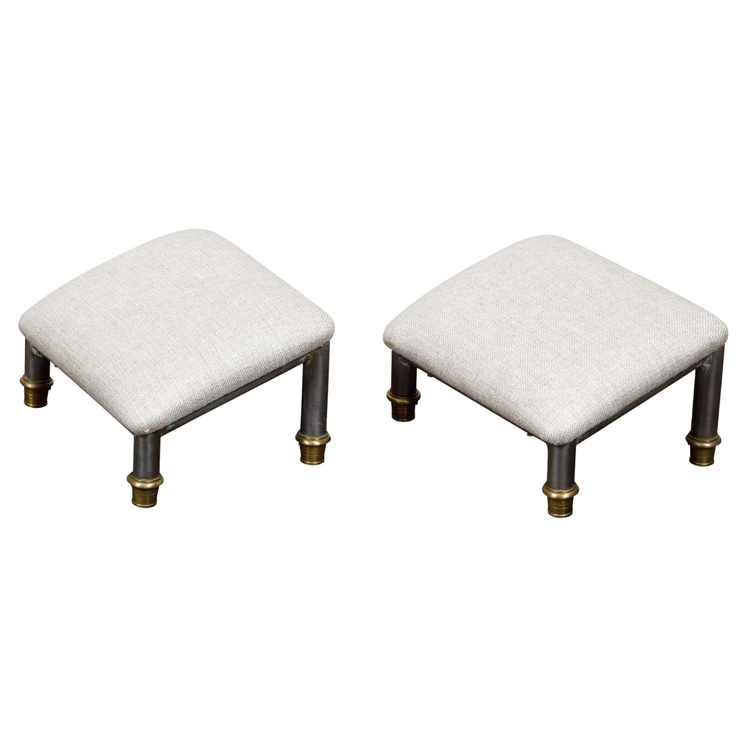 Paire de tabourets français en acier et laiton avec revêtement en lin personnalisé en vente
