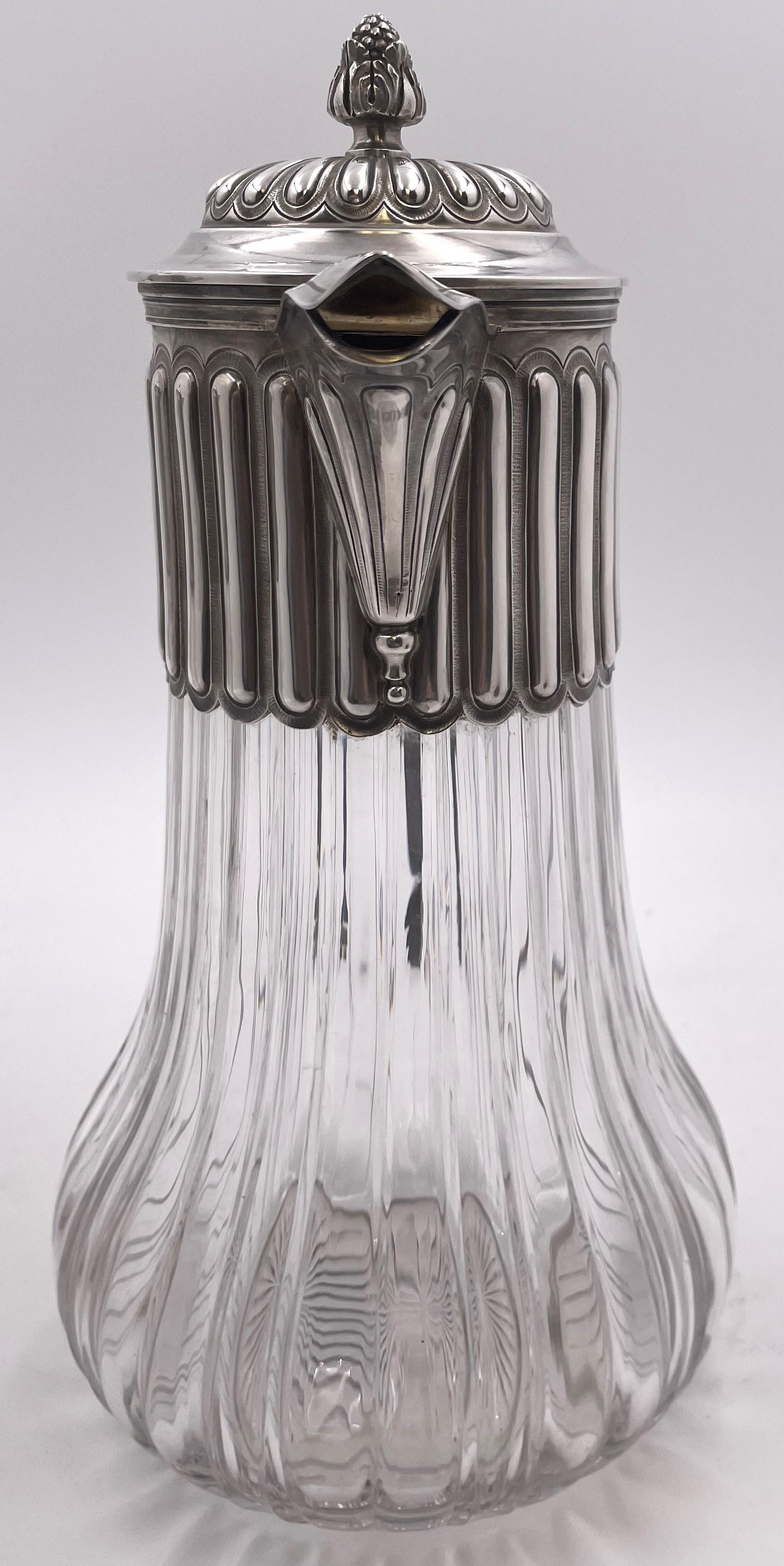 Français Paire de carafes/pichets en argent et verre taillé Fin du 19e siècle en vente