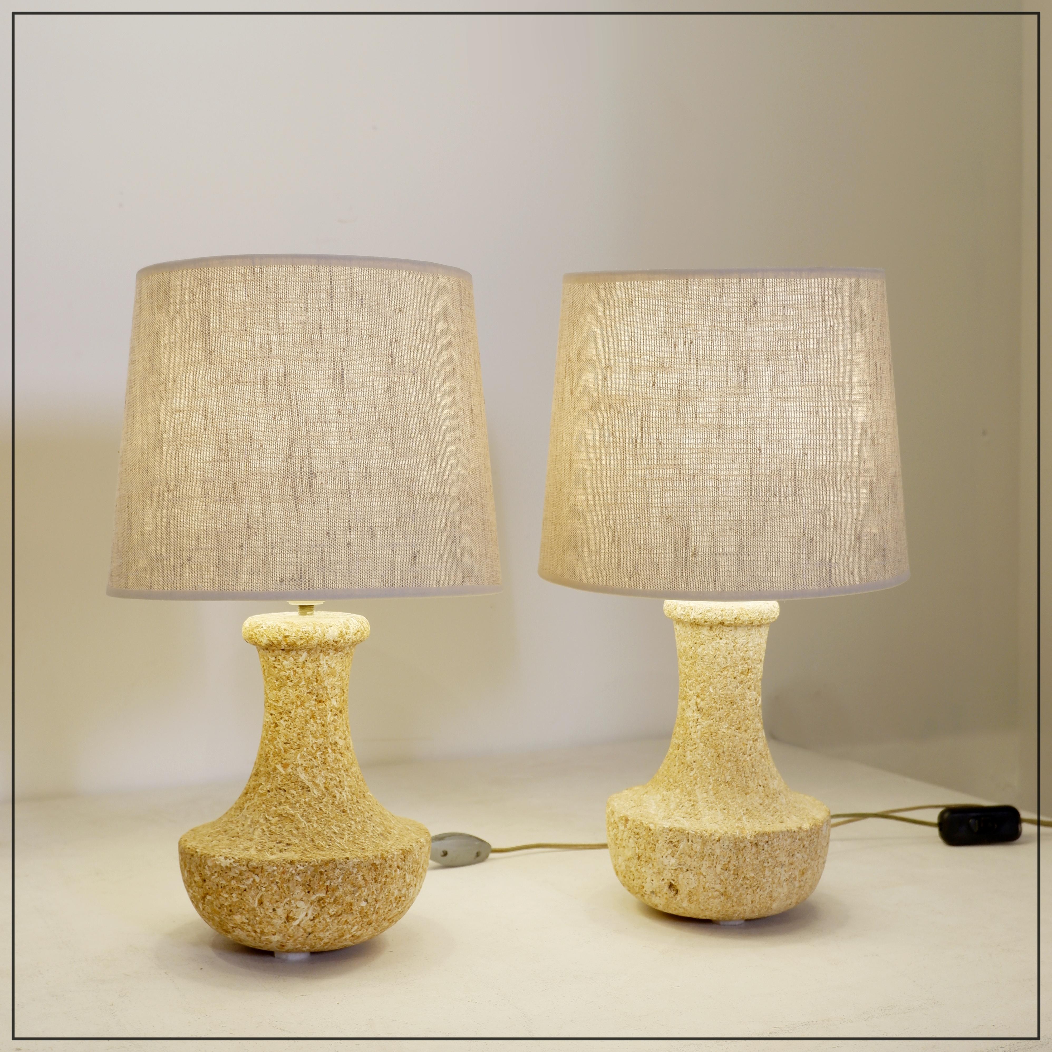 Paire de lampes françaises en pierre, années 1970 - nouvel abat-jour en lin
Brutaliste - Décoration naturelle - Vintage
Mesures : 
Lampes :  Ø 15 cm H:24cm 
Avec abat-jour : Ø 23 cm TH : 40cm 
