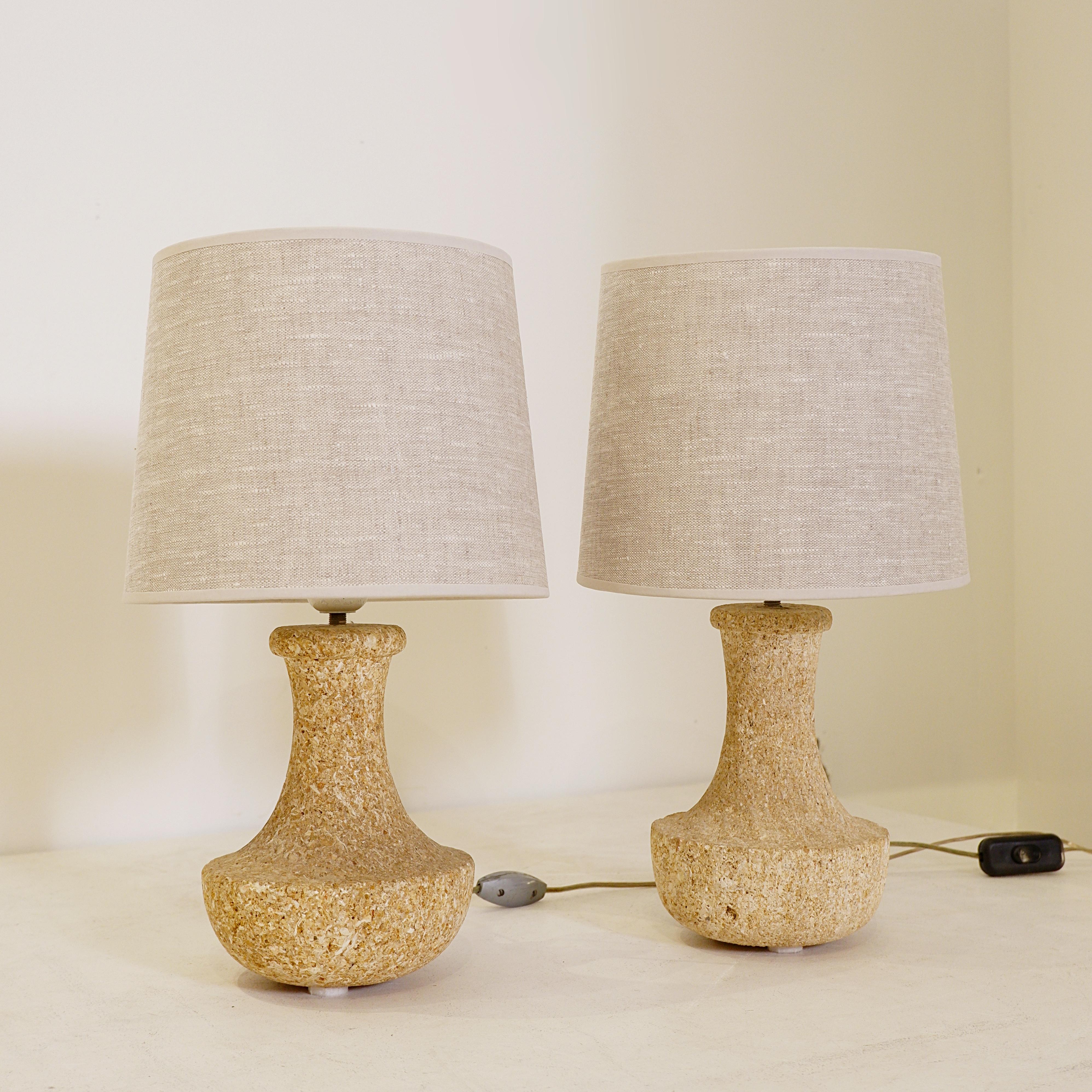 Mid-Century Modern Paire de lampes françaises en pierre, années 1970 - nouvel abat-jour en lin en vente
