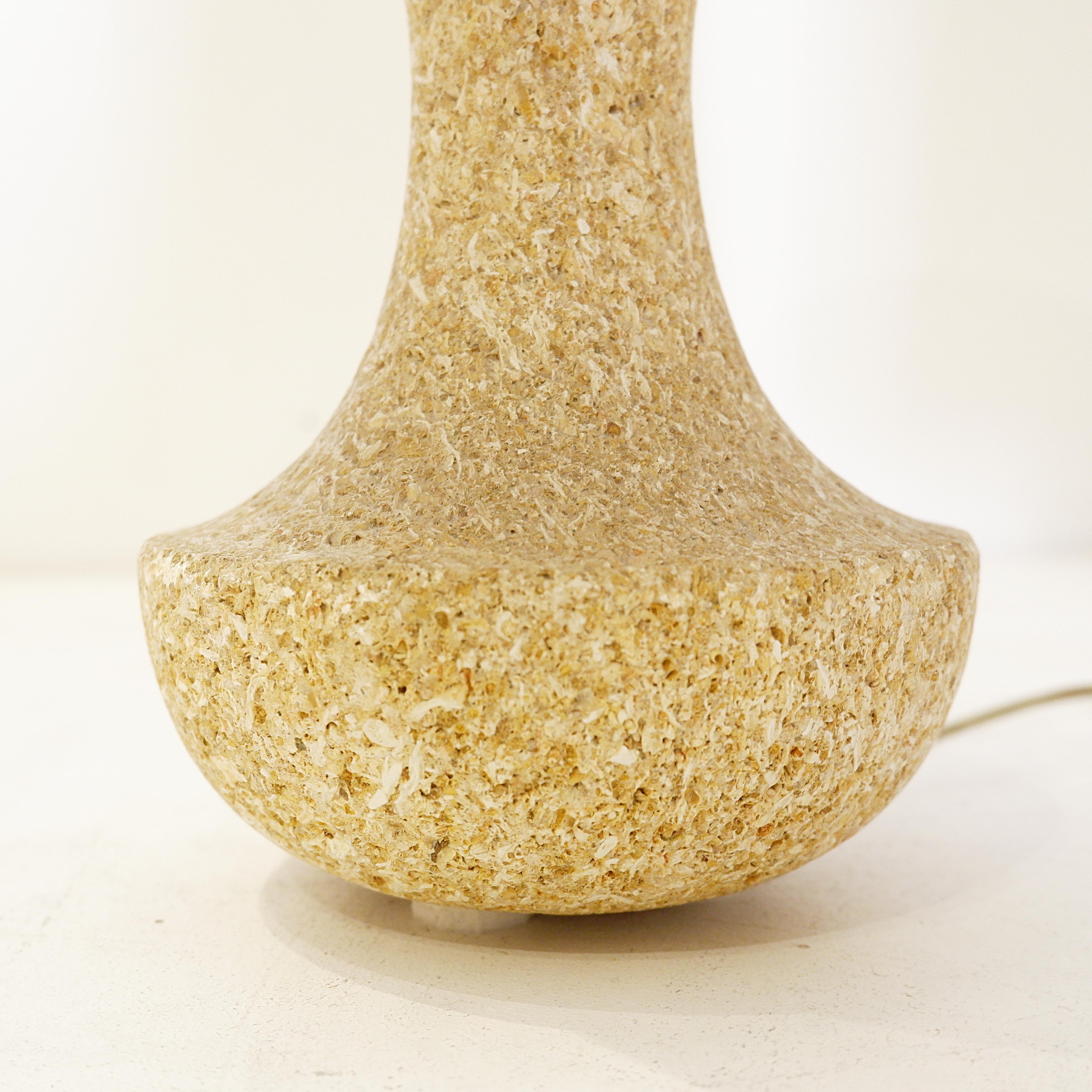 Paire de lampes françaises en pierre, années 1970 - nouvel abat-jour en lin Bon état - En vente à Linkebeek, BE