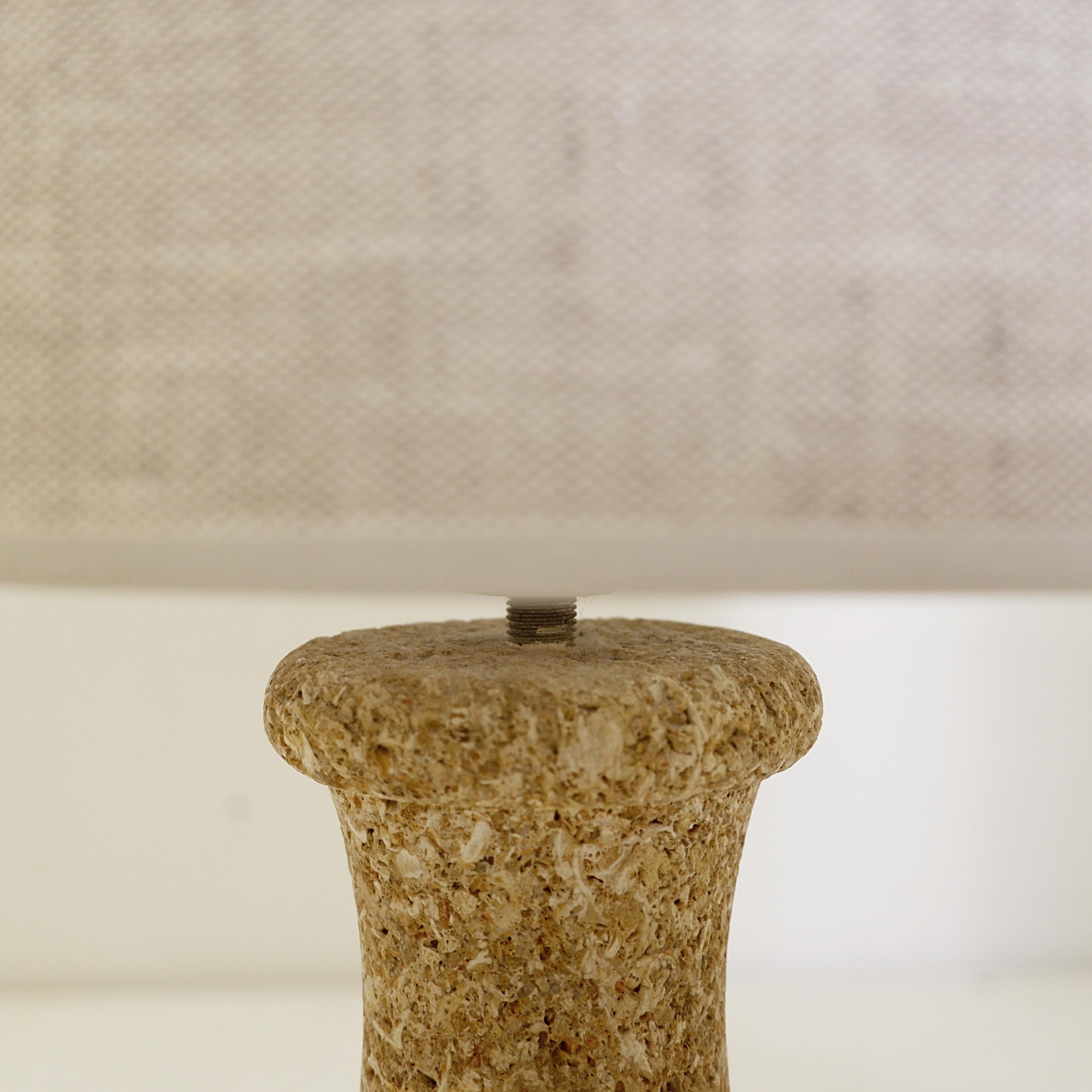 Pierre Paire de lampes françaises en pierre, années 1970 - nouvel abat-jour en lin en vente