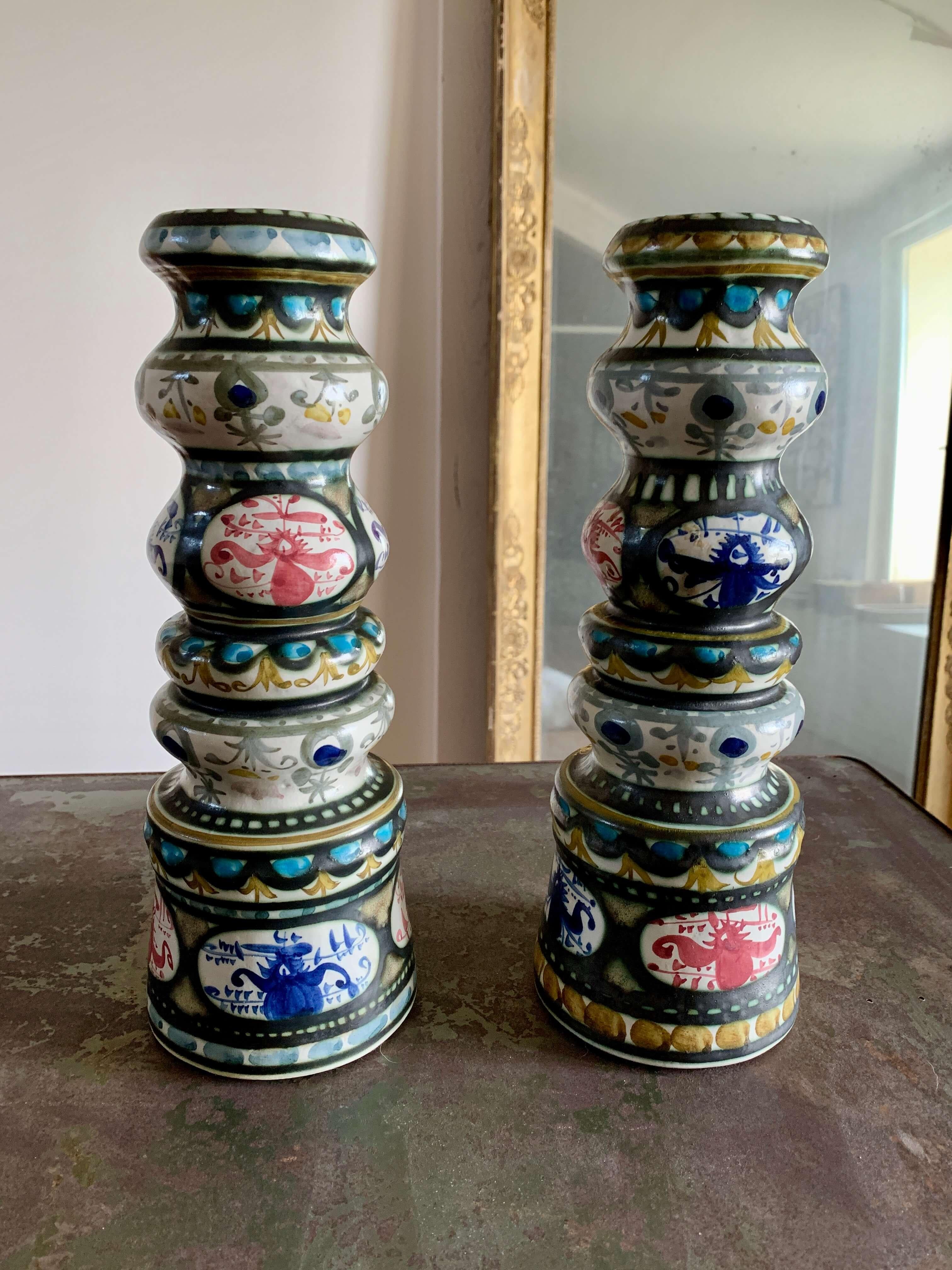 Coppia di grandi e affascinanti portacandele francesi, dipinti a mano e creati dall'artista André Horellou (1943-2011) per Keraluc. Questi pezzi firmati sono in perfette condizioni e mostrano l'eccezionale maestria dell'artista.