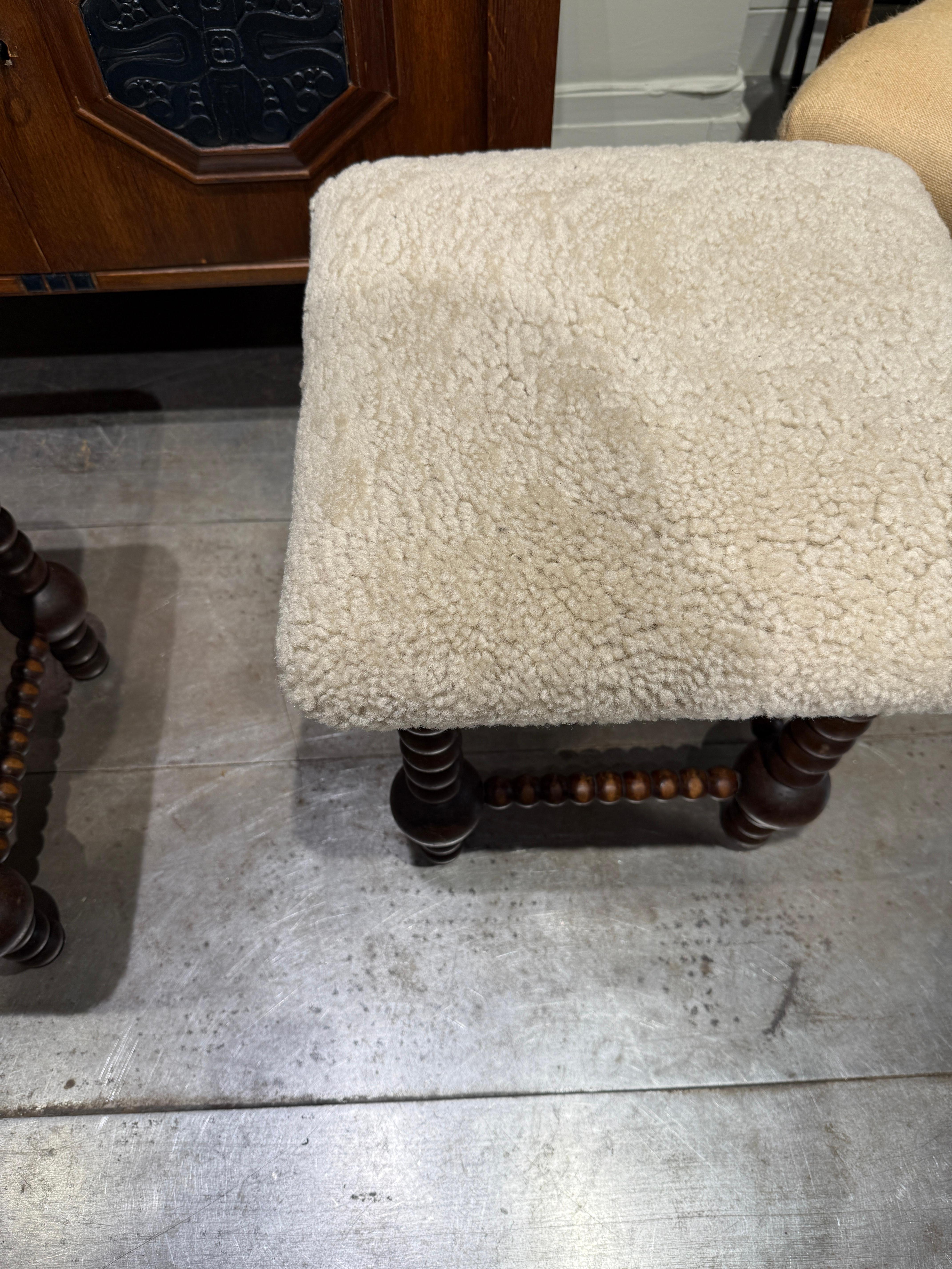 Pareja de taburetes franceses de madera circa 1950 
Nuevo asiento de piel de oveja 
