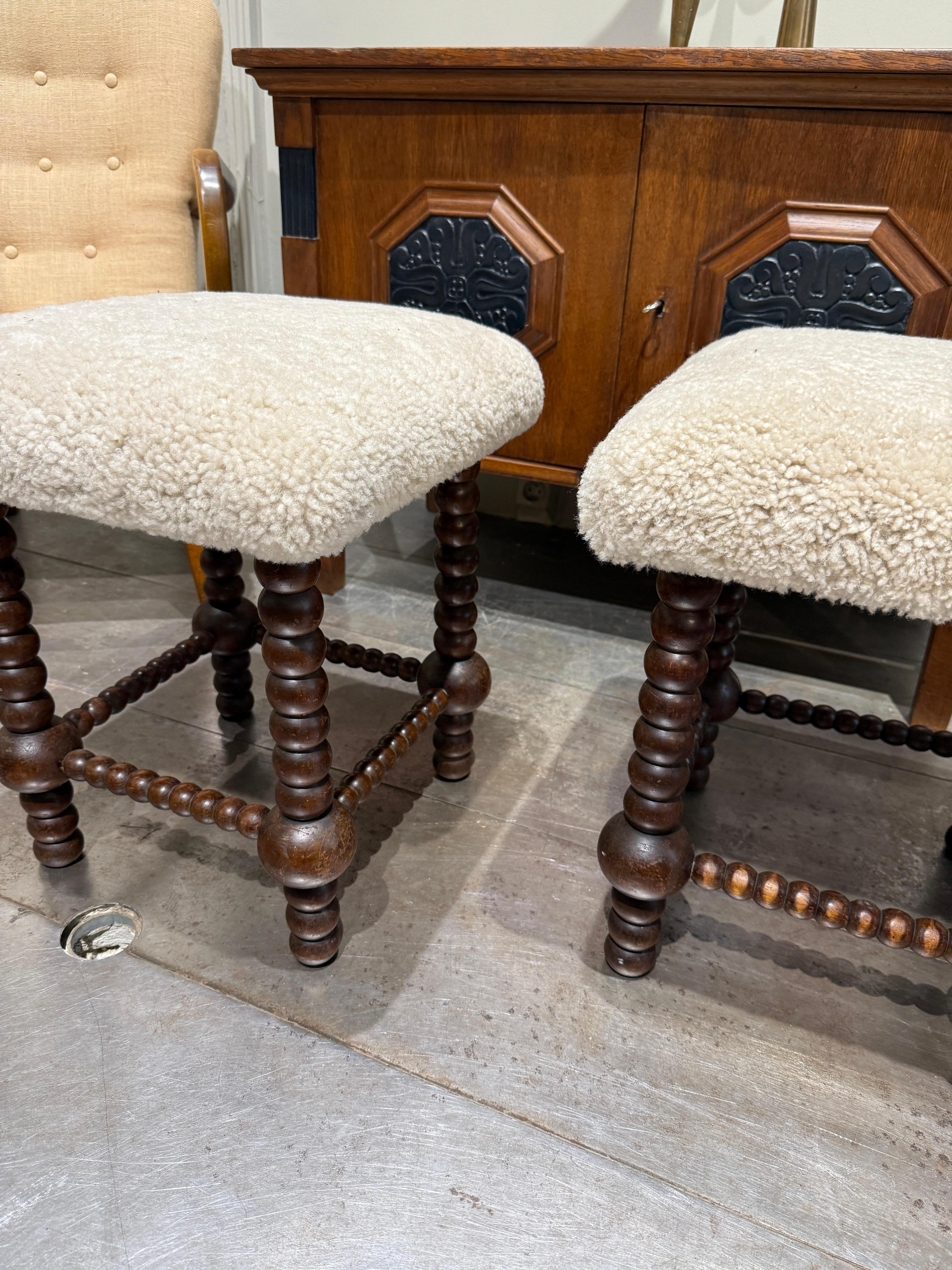 Pareja de taburetes franceses circa 1950 con piel de oveja Moderno de mediados de siglo en venta