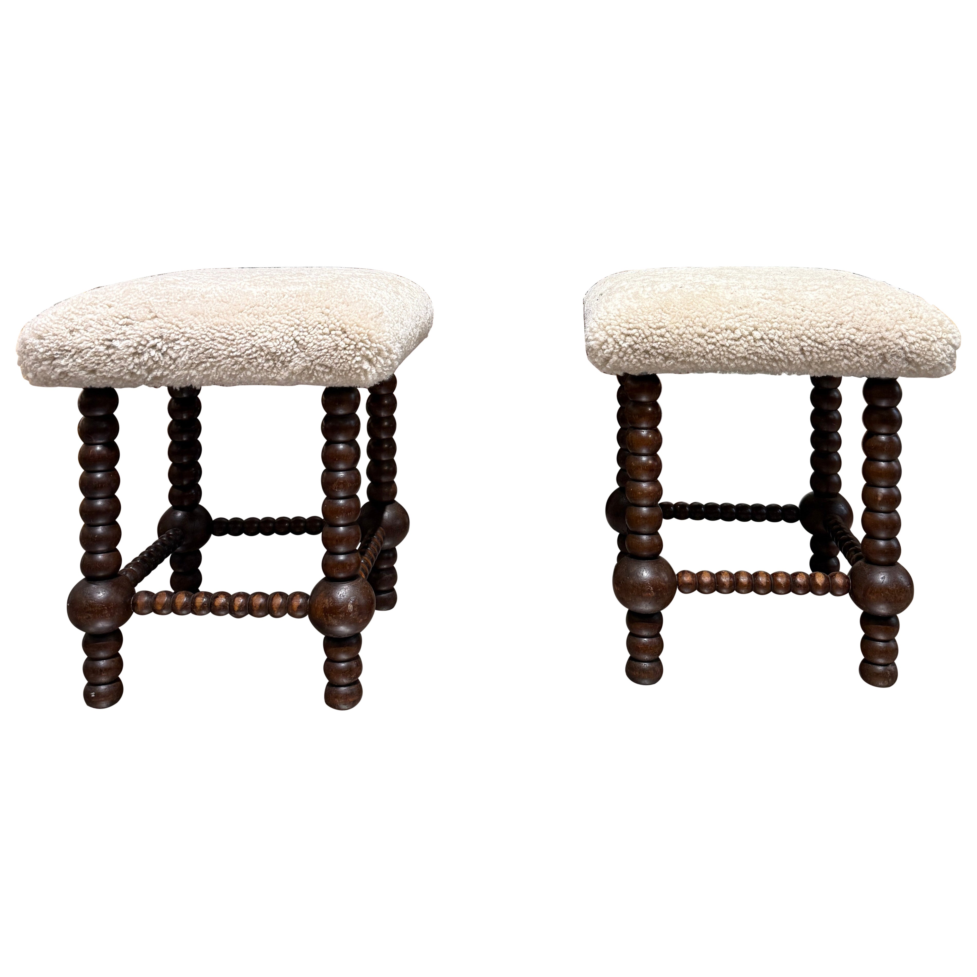 Paire de tabourets français circa 1950 avec peau de mouton