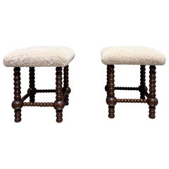 Paire de tabourets français circa 1950 avec peau de mouton