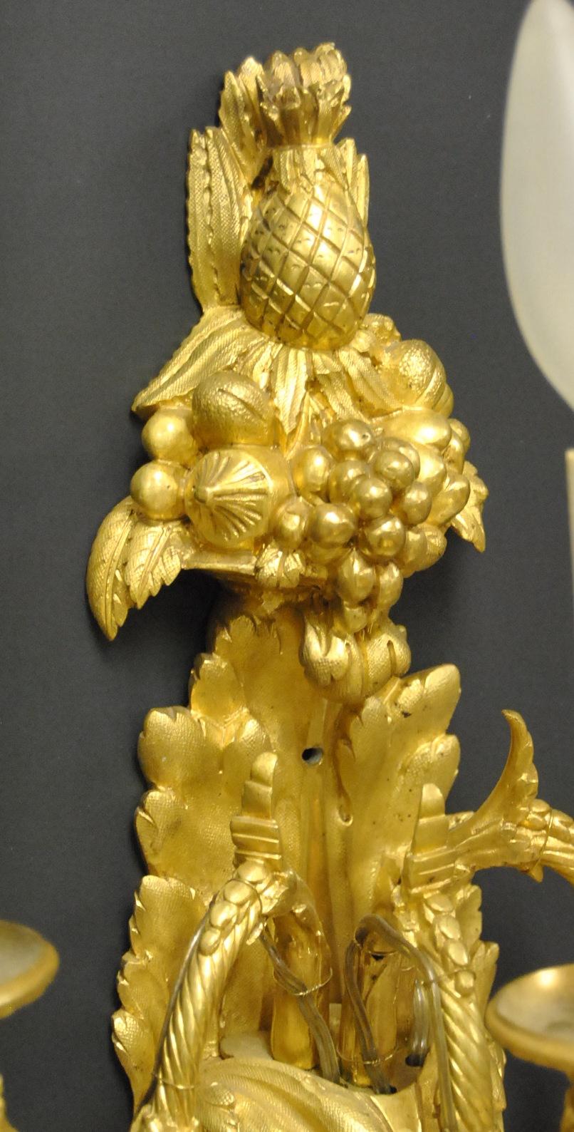 Provincial français Paire d'appliques de style français à trois bras en bronze doré avec détails de fruits et de fleurs en vente
