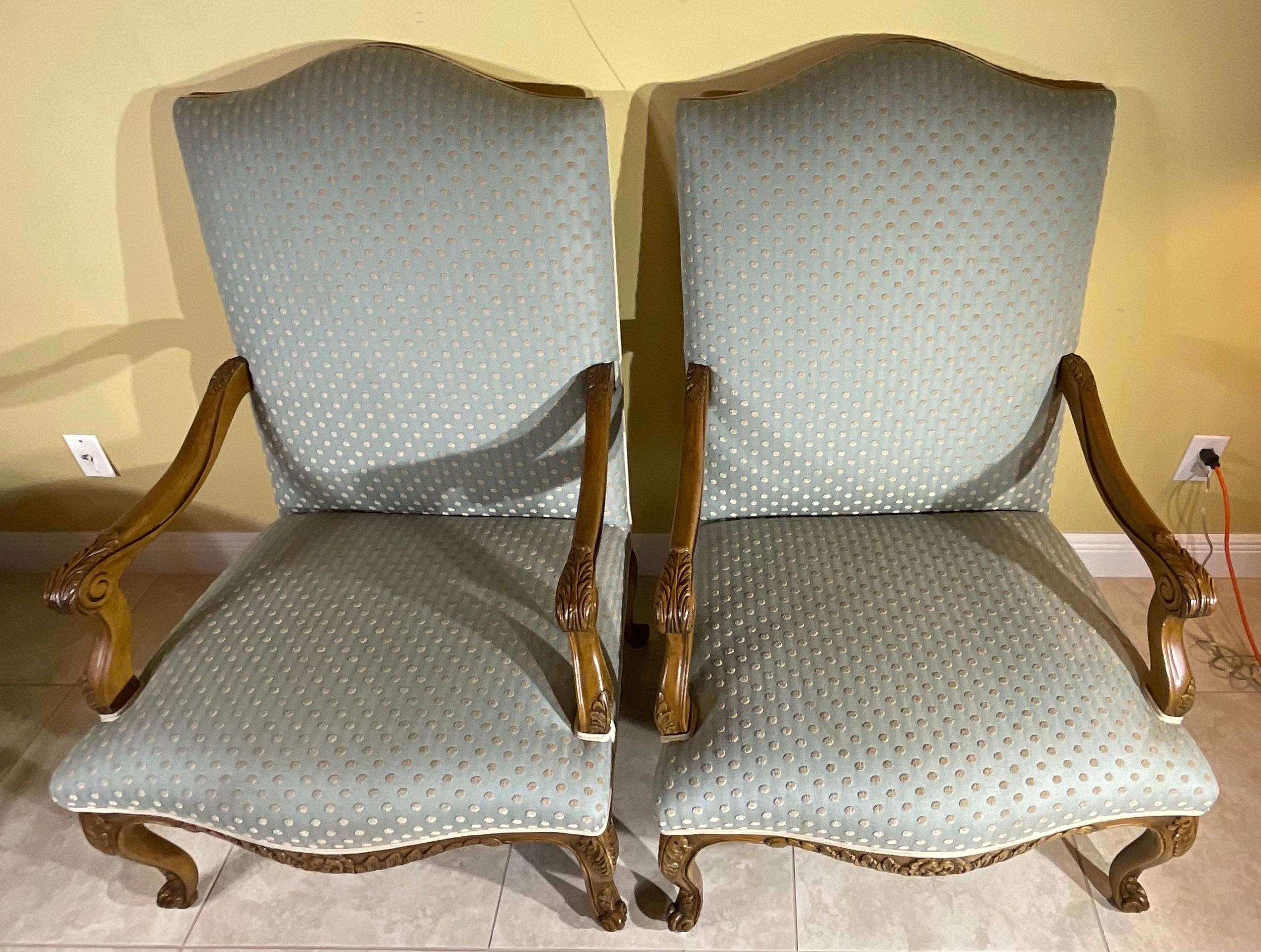 Ein Paar geschnitzte und gepolsterte Sessel im französischen Stil (Handgeschnitzt) im Angebot