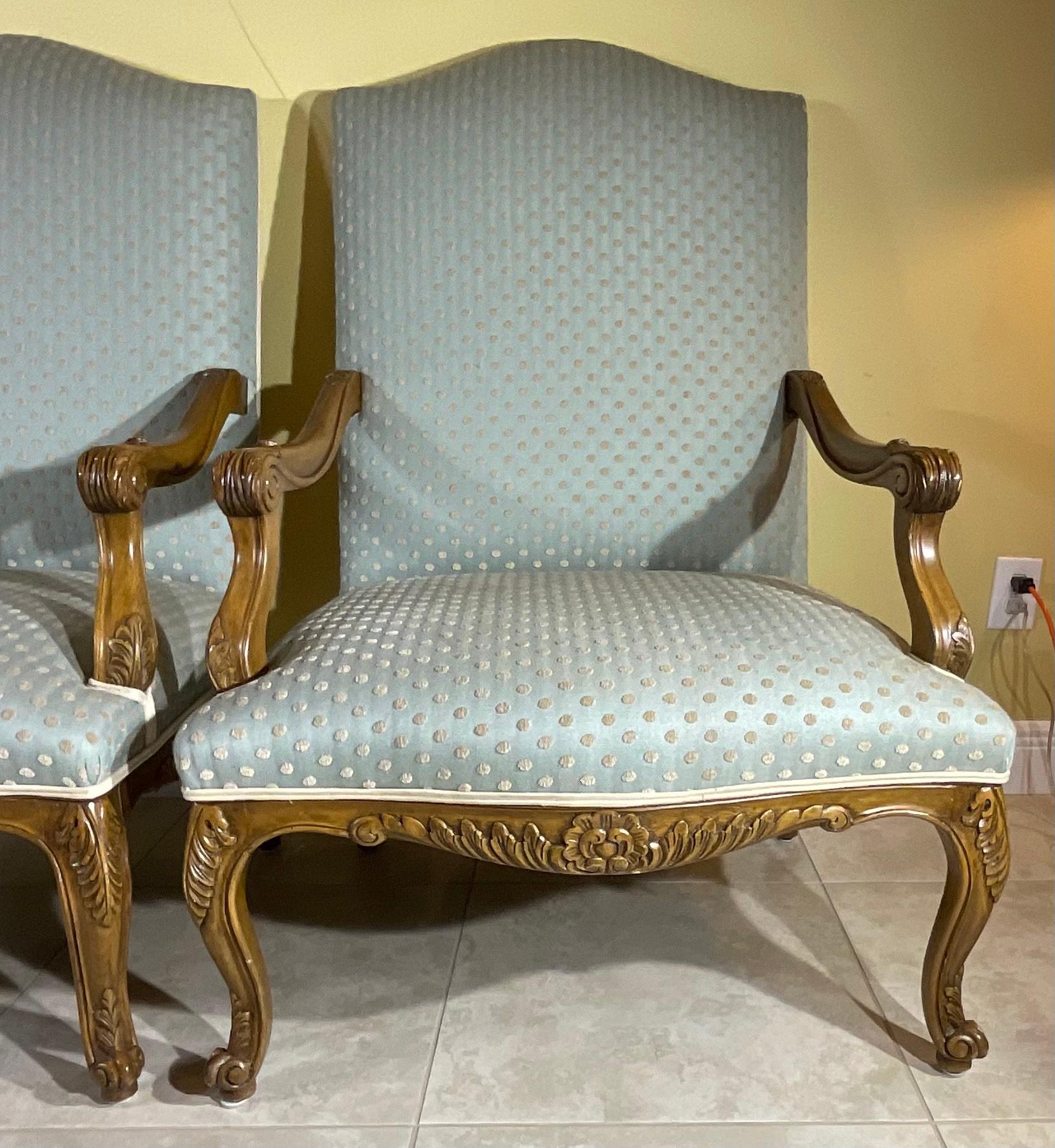 Ein Paar geschnitzte und gepolsterte Sessel im französischen Stil im Zustand „Gut“ im Angebot in Delray Beach, FL