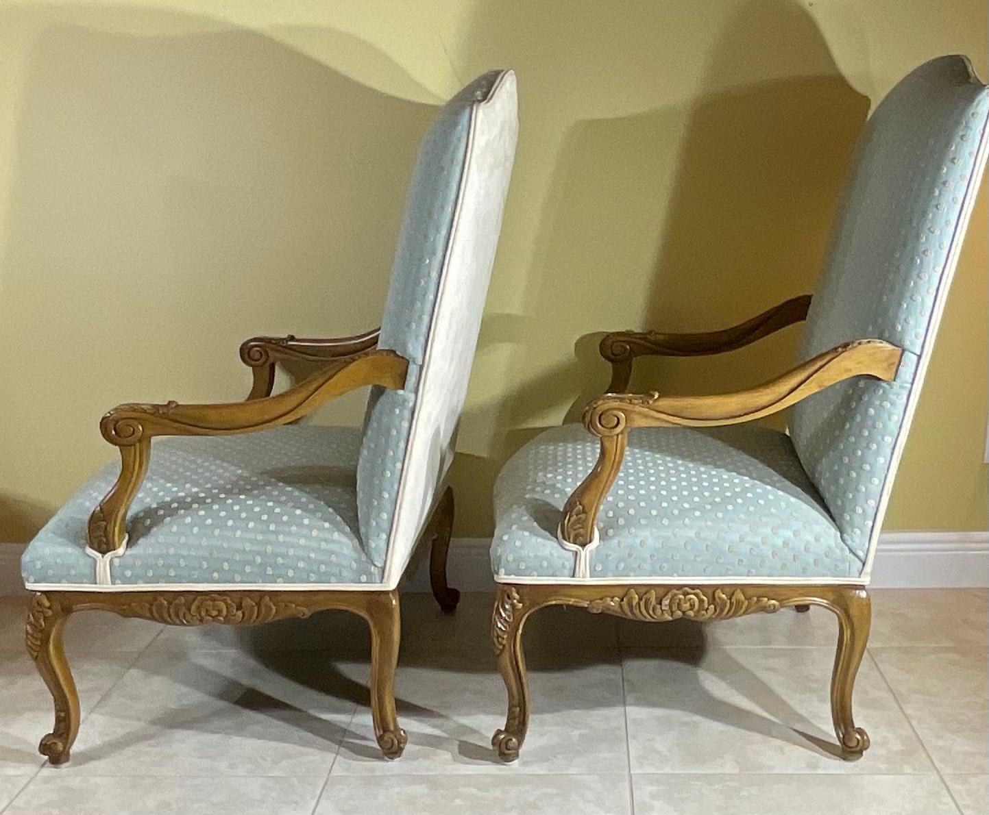 Ein Paar geschnitzte und gepolsterte Sessel im französischen Stil (Textil) im Angebot