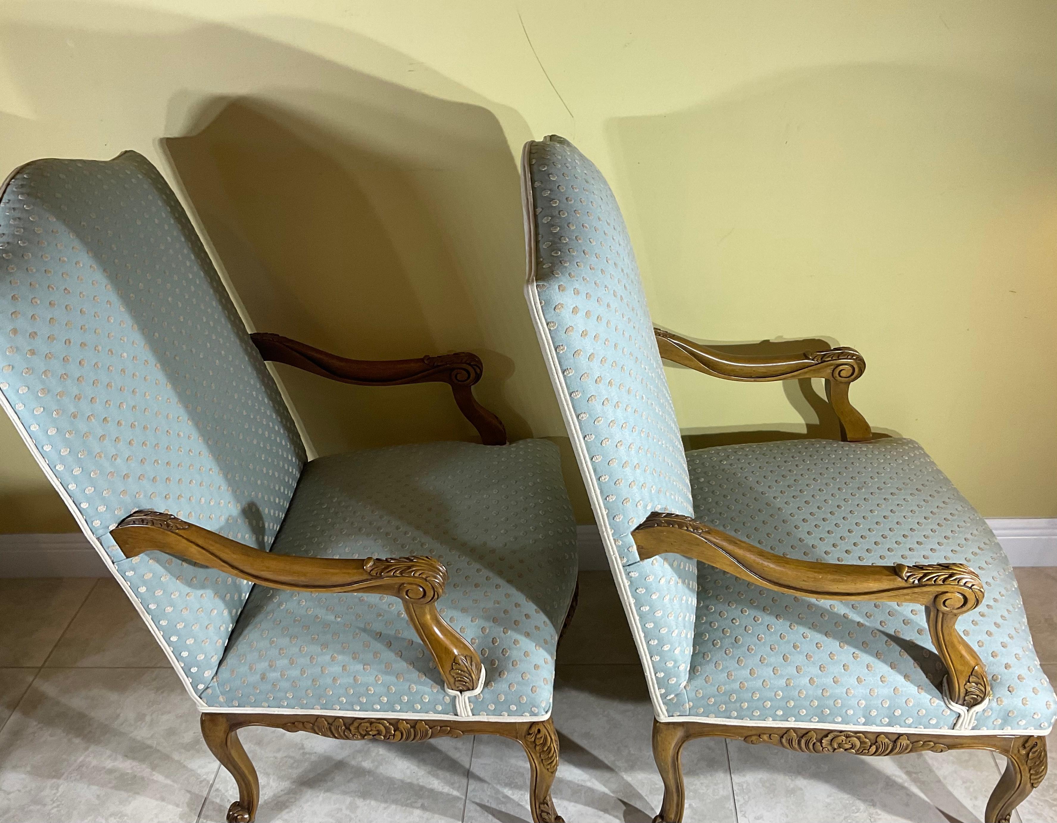 Ein Paar geschnitzte und gepolsterte Sessel im französischen Stil im Angebot 2